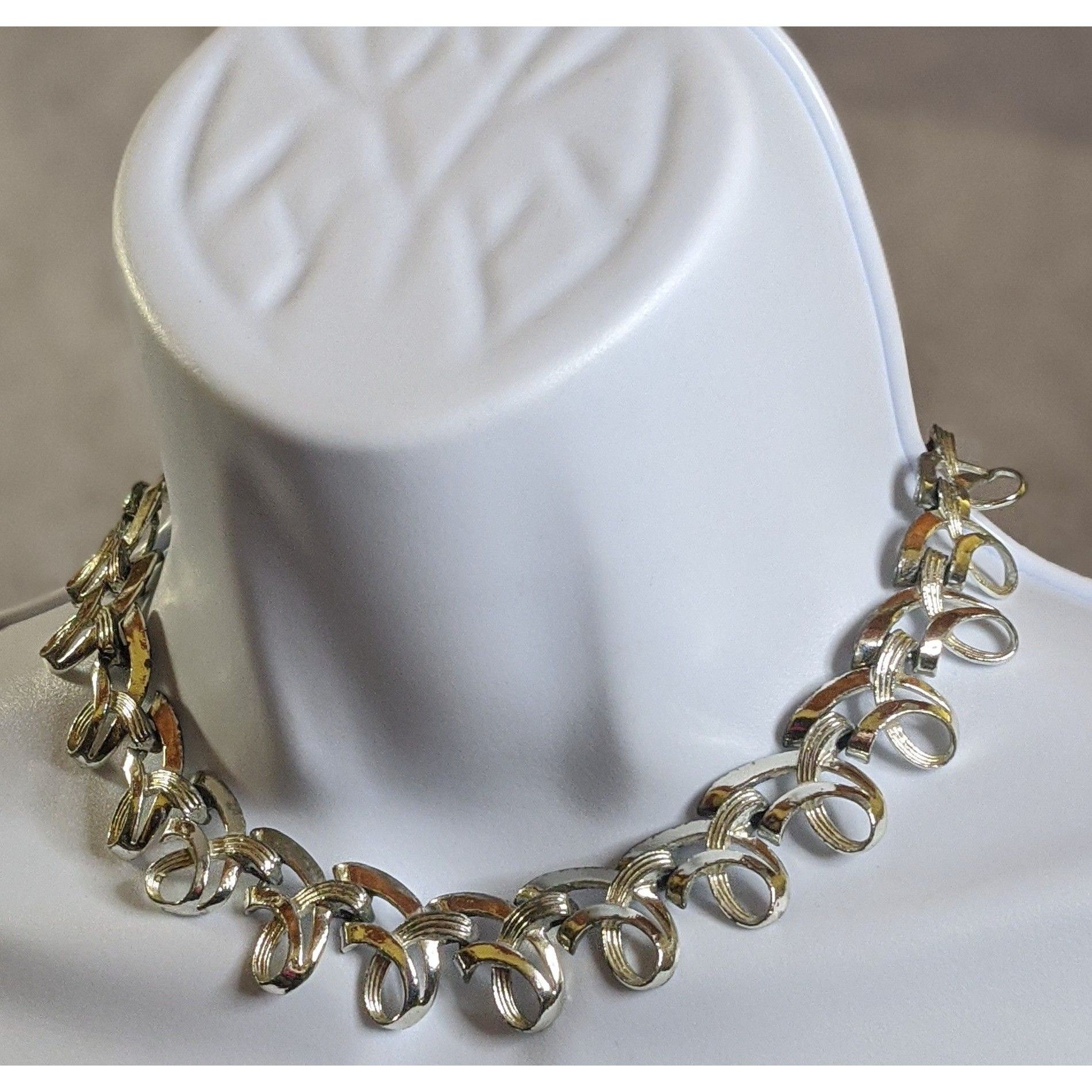 Other Vintage Ribbon Swirl Silver-Tone Statement Necklace With Ele Size ONE SIZE - 2 Thumbnail
