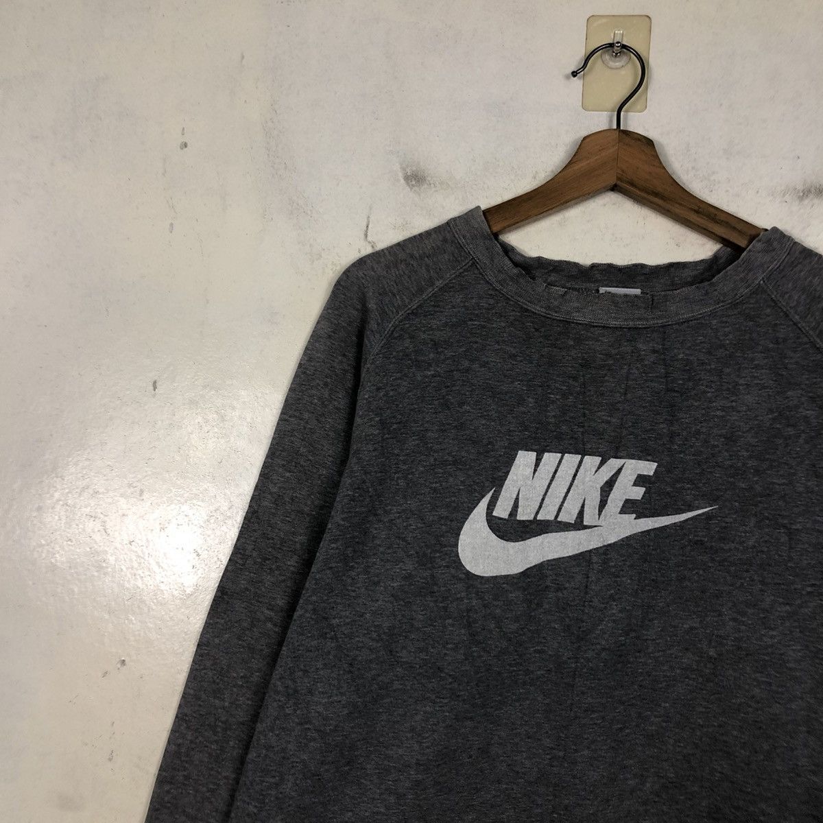 Nike 📌Vintage Sweatshirt Nike Big Logo Sun Faded Size US XL / EU 56 / 4 - 9 Thumbnail