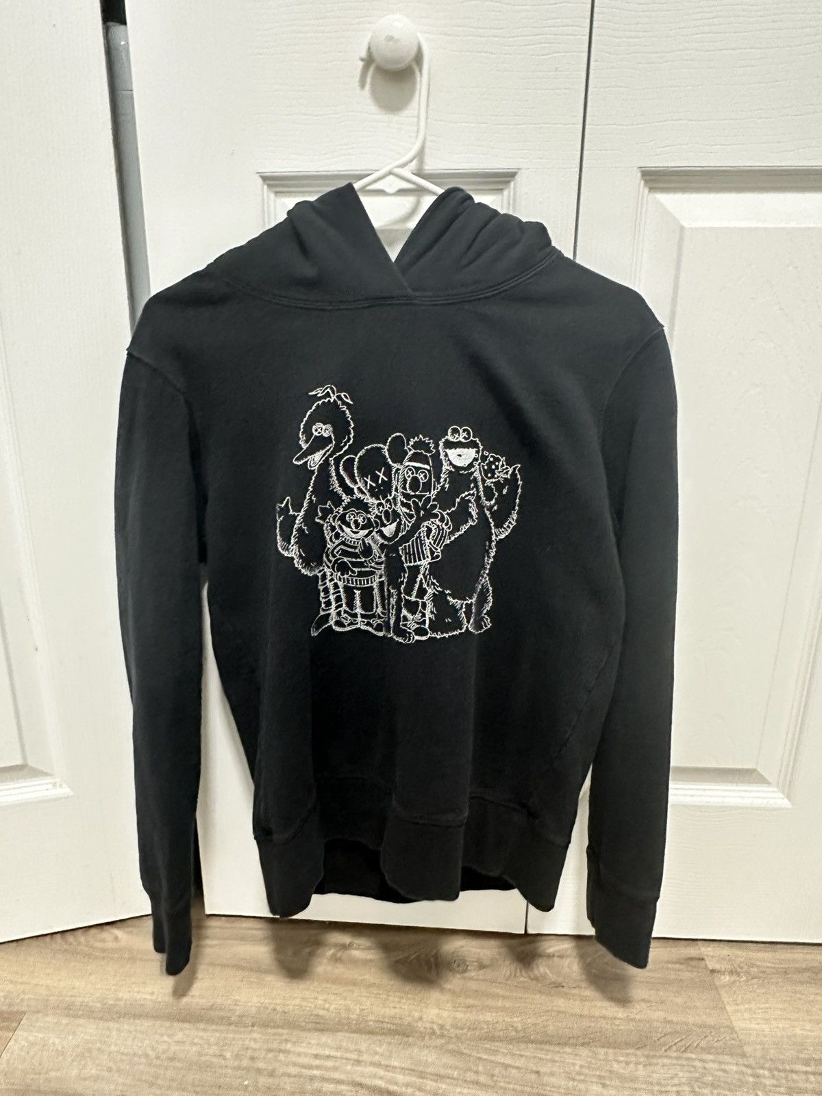 Kaws × Uniqlo Black & white Kaws × Sesame Street hoodie Size US S / EU 44-46 / 1 - 1 Thumbnail