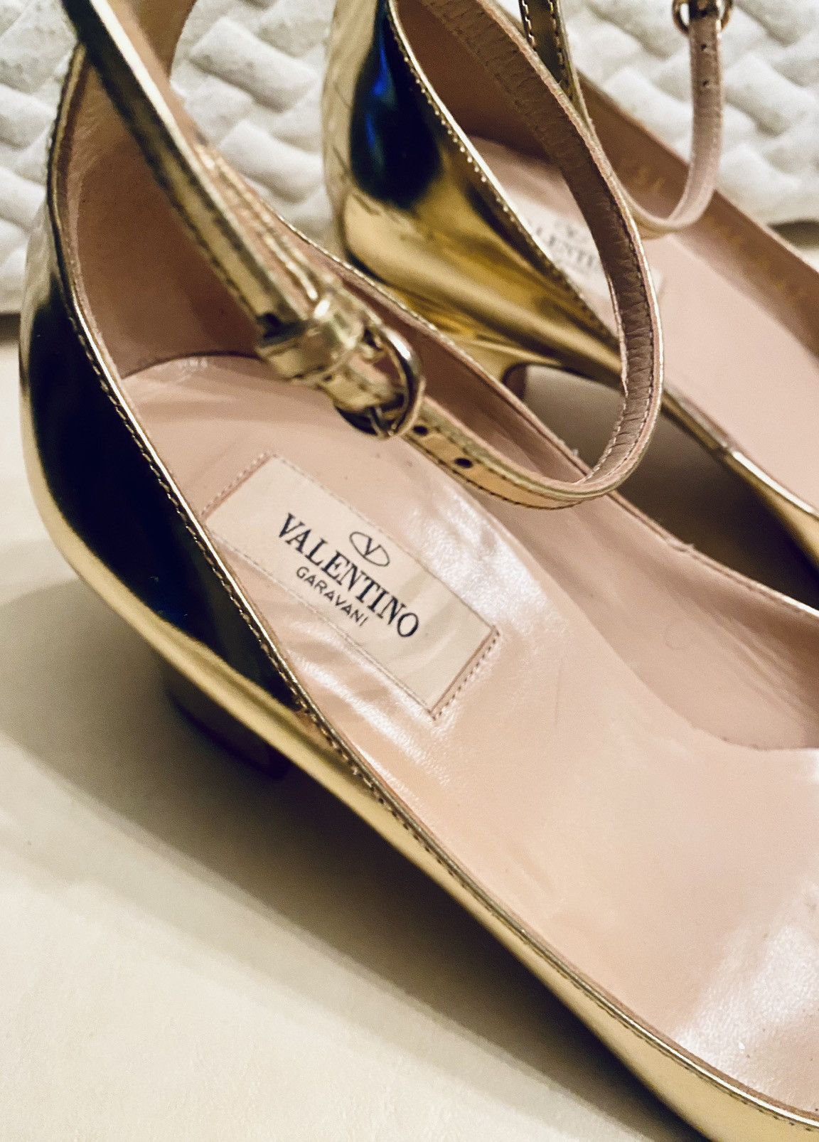 Valentino VALENTINO GARAVANI 🇮🇹 Tan-go Metallic Gold Leather Pumps 37 Size US 7 / IT 37 - 5 Thumbnail