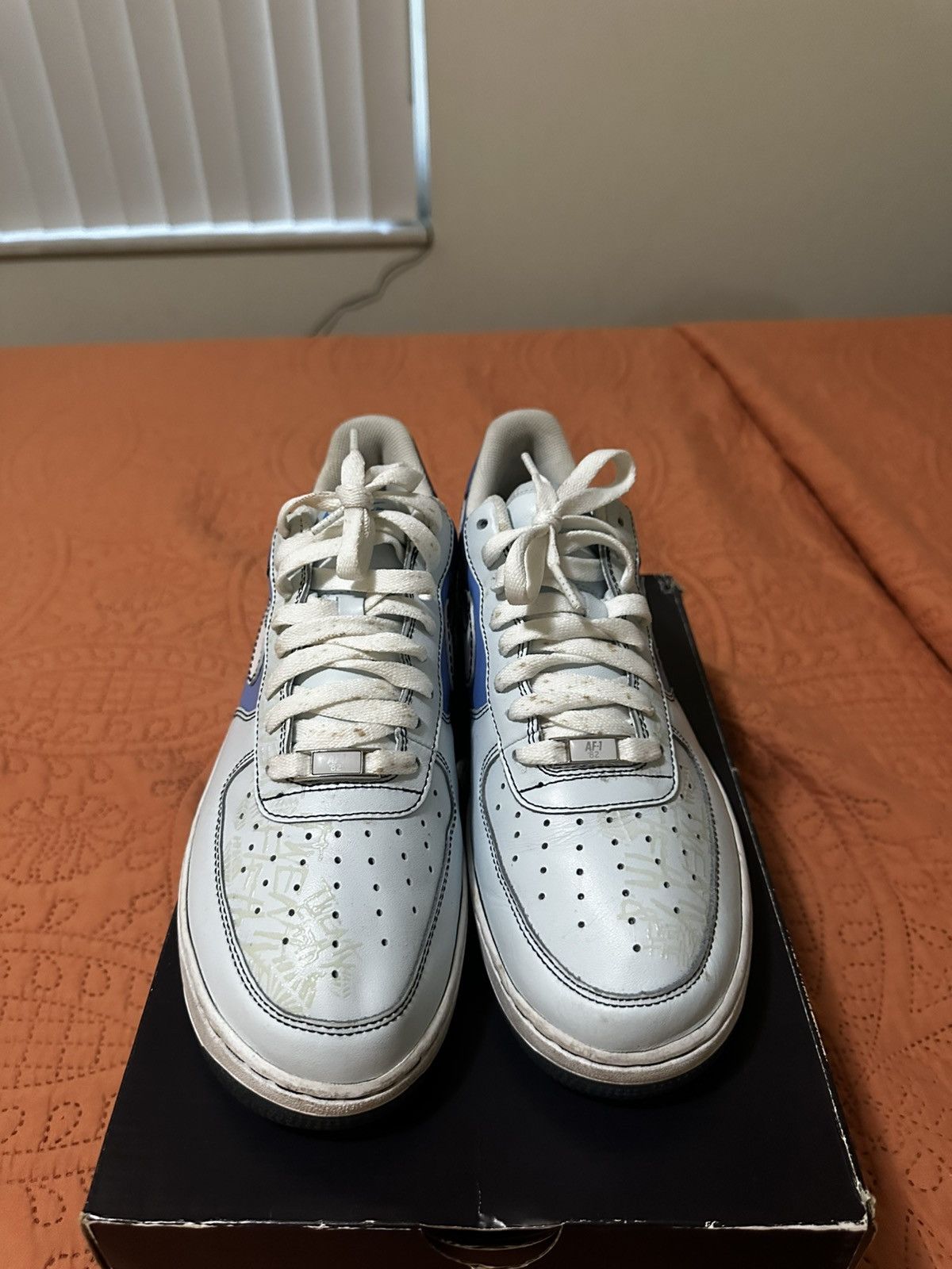 Nike WMNS NIKE AIR FORCE 1 ‘07 Size US 9.5 / EU 42-43 - 2 Thumbnail