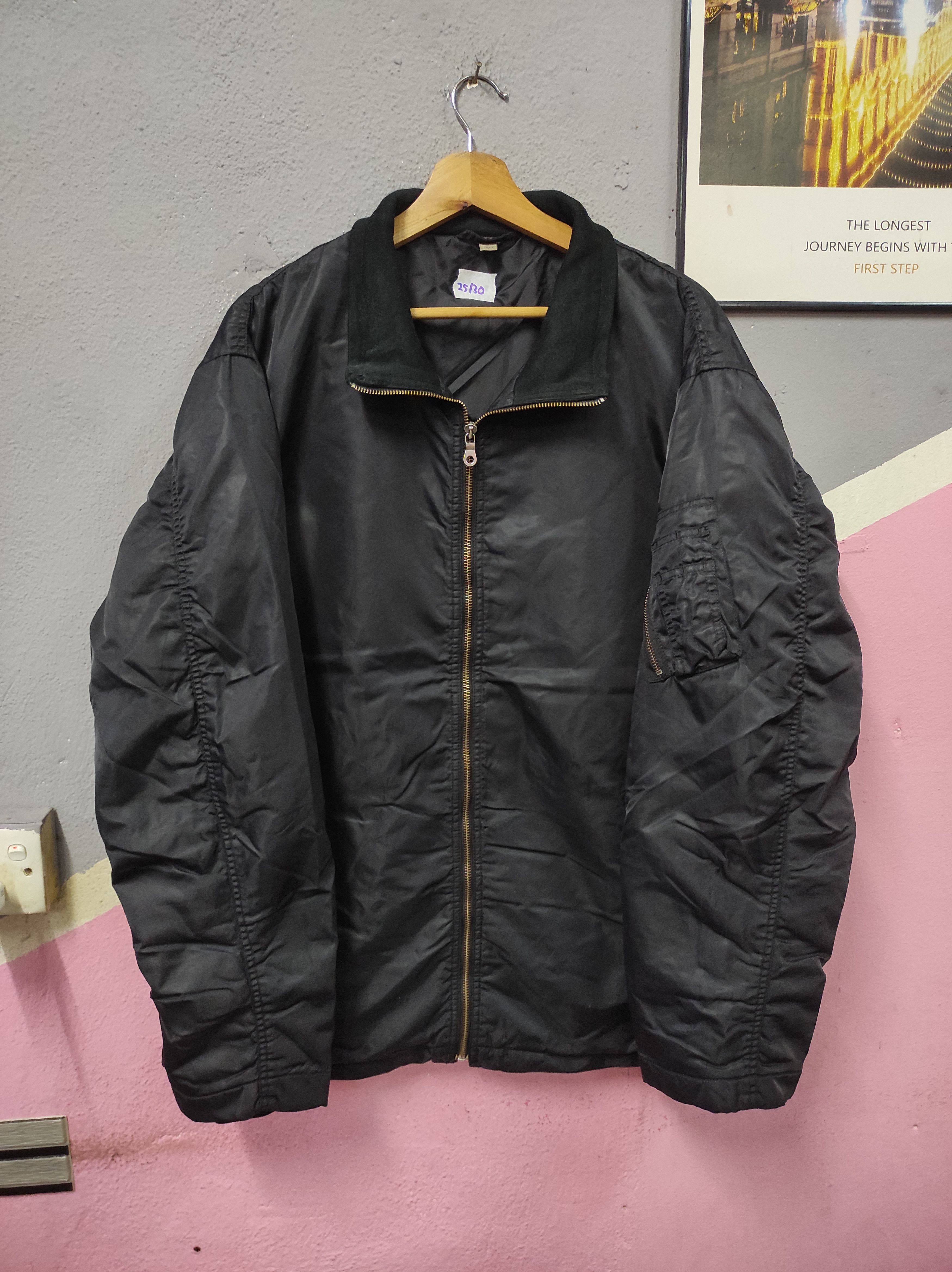 Uniqlo UNIQLO BLACK BOMBER JACKET Size US XL / EU 56 / 4 - 1 Thumbnail