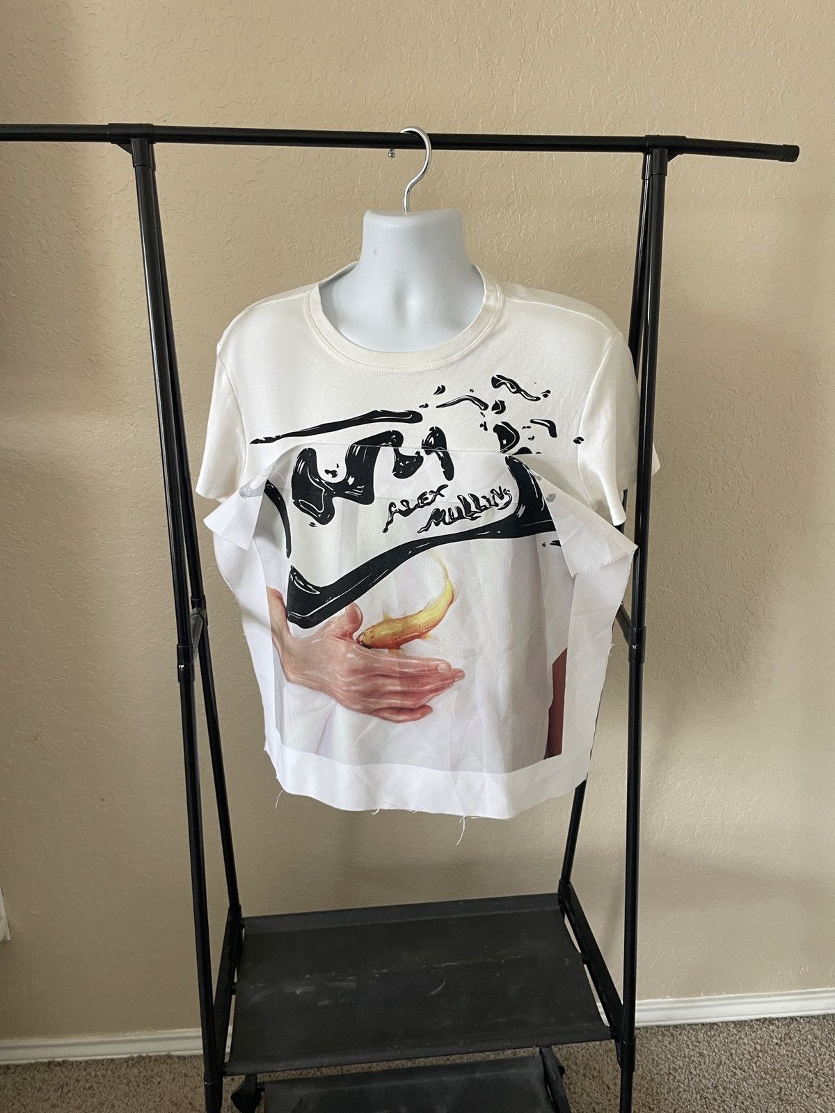 Alex Mullins Hand w/ goldfish Cropped tee Size US M / EU 48-50 / 2 - 1 Thumbnail