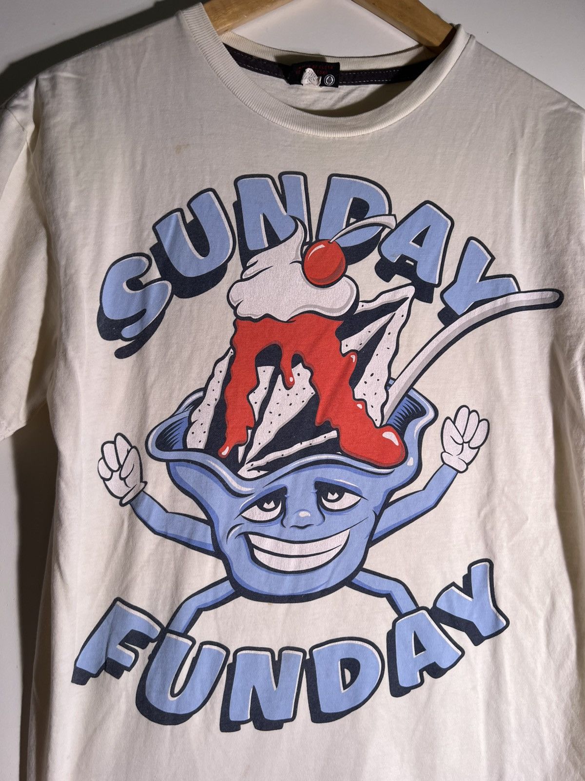 Vintage Y2K 2000’s VTG Vintage Volcom Sunday Funday Retro Tee Shirt Size US L / EU 52-54 / 3 - 3 Thumbnail