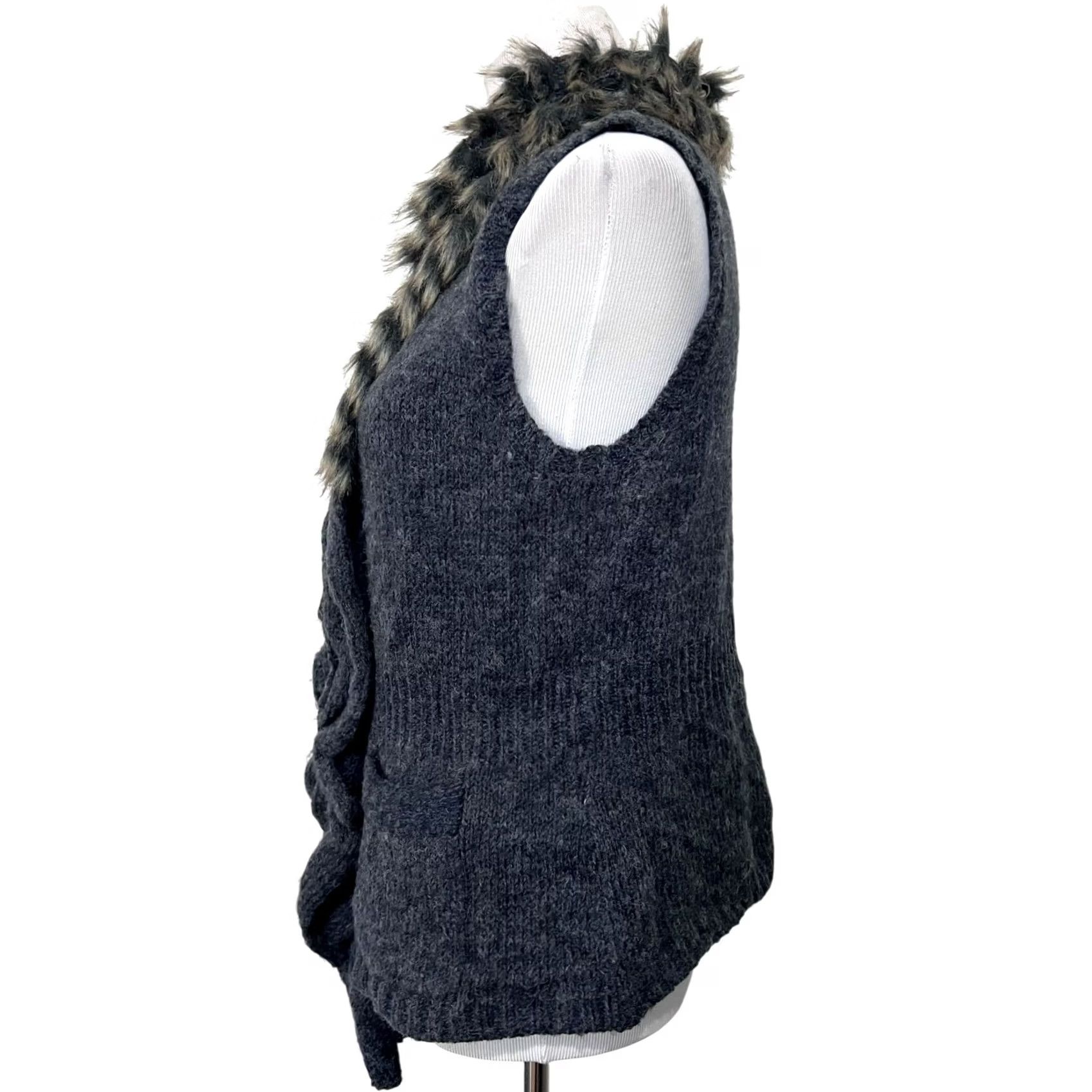 Vintage Sioni Women’s Sweater Vest Wool Blend Ruffle Faux Fur Trim Gray Size Small Vest Women Wool Blend Fur Trim Casual Party/Cocktail Sl Centered on Gray Size S / US 4 / IT 40 - 6 Thumbnail
