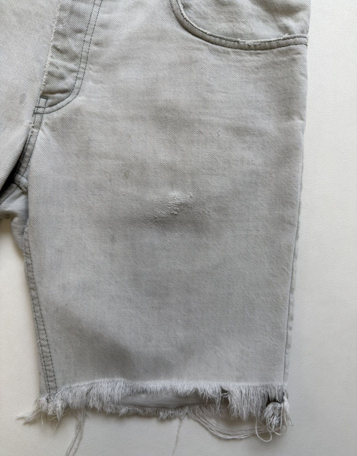 Helmut Lang OG ‘Thrashed’ Gray Cut Off Jean Shorts Size US 32 / EU 48 - 8 Thumbnail