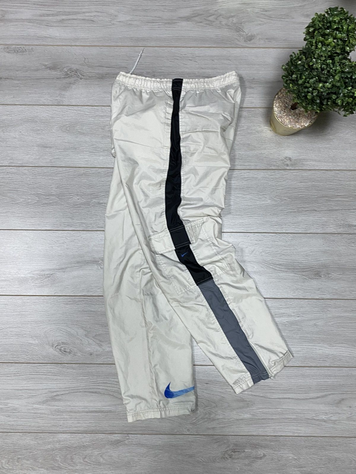 Nike Nike vintage parachute nylon big swoosh pants stripes Size US 30 / EU 46 - 1 Thumbnail