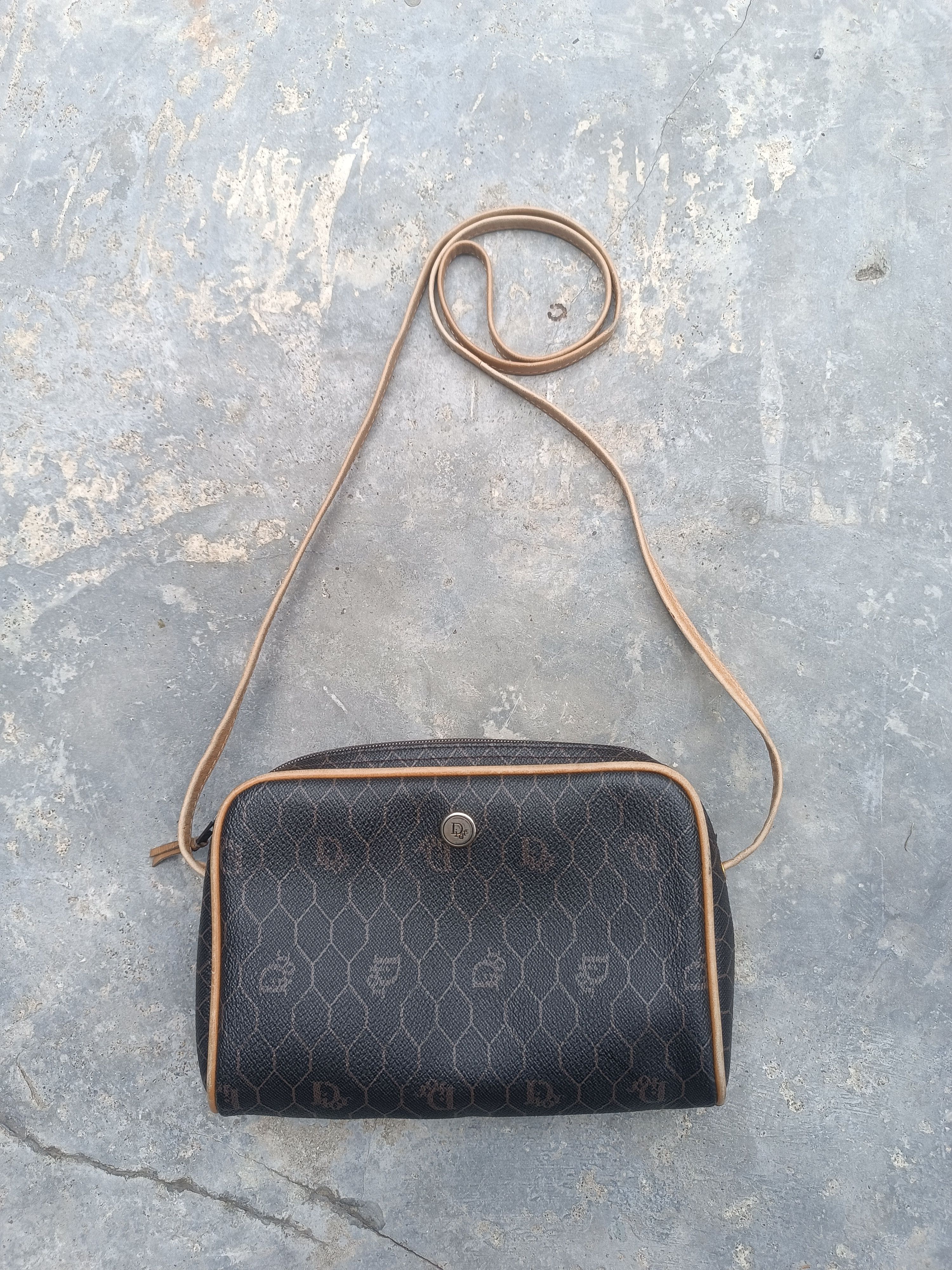 Vintage Dior Nid d'abeille slingbag monogram