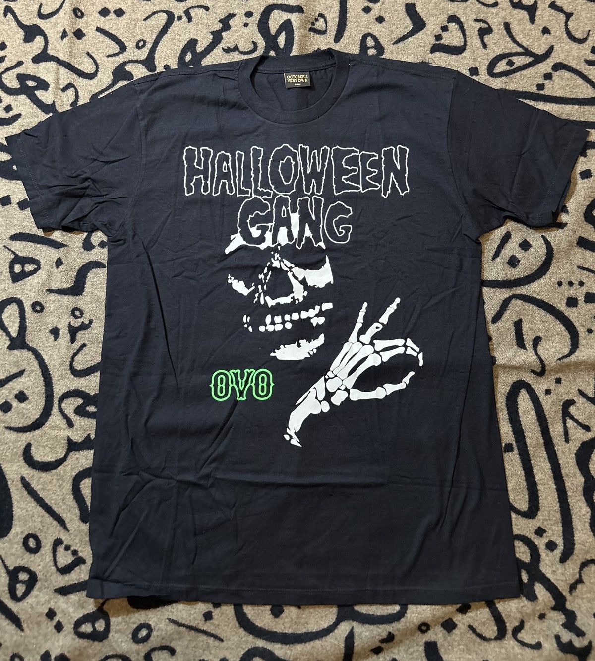 October's Very Own 2015 Glow in the Dark Halloween Tshirt Size US L / EU 52-54 / 3 - 2 Thumbnail