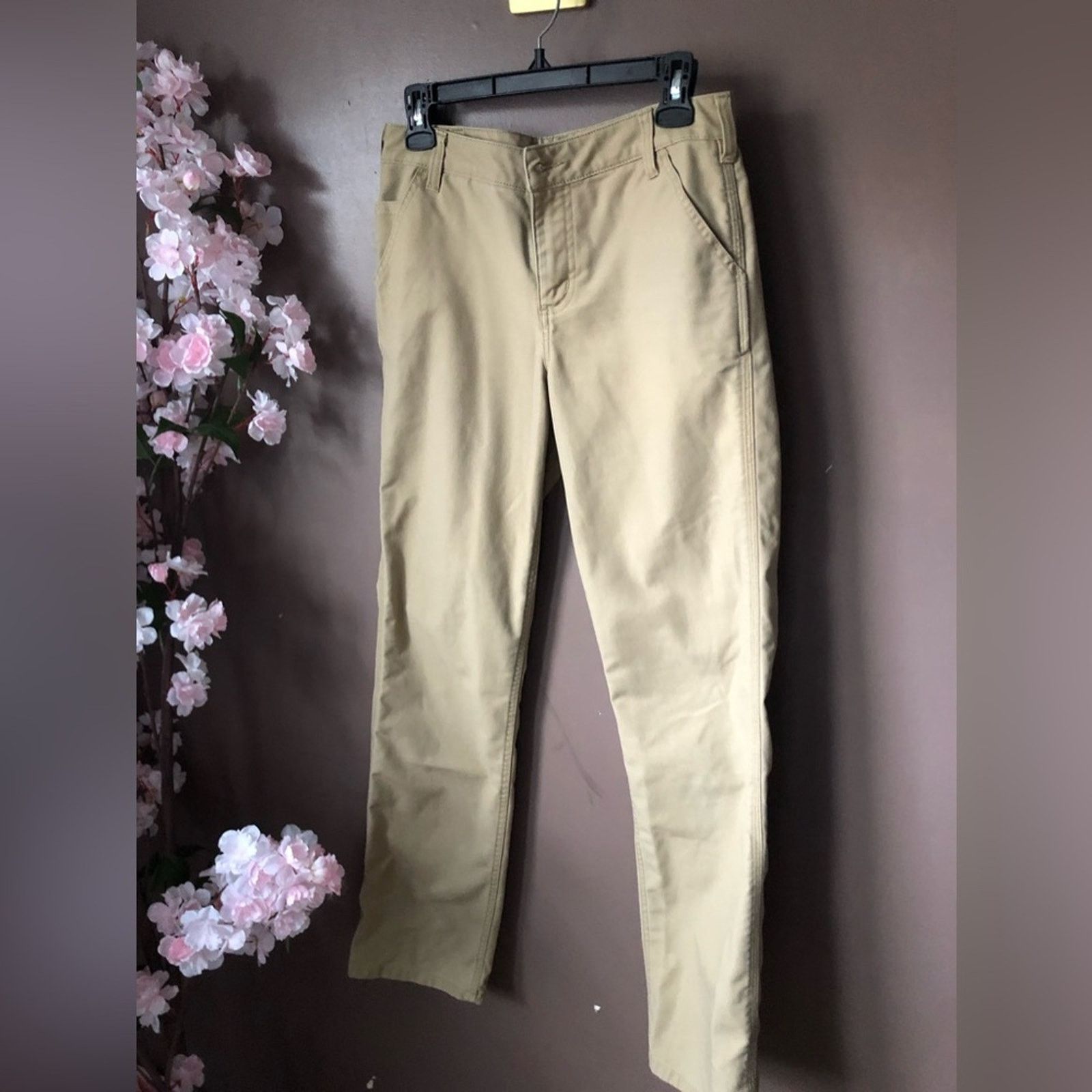 Women’s Carhartt cargo pants in Khaki size 2