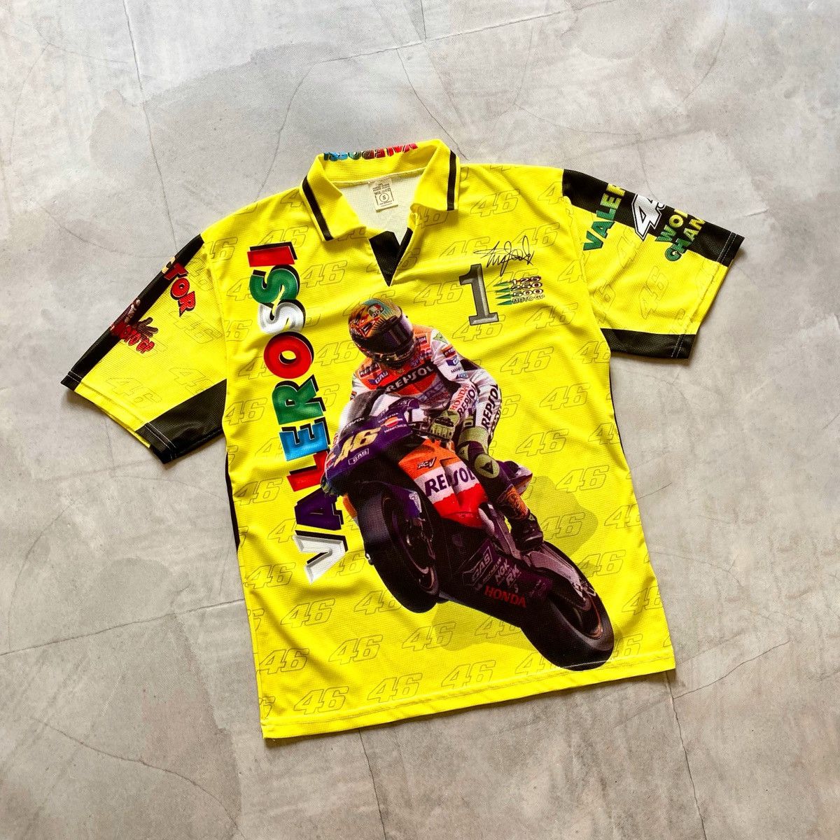 Vintage Vintage Valentino Rossi 46 The Doctor All Over Print T-shirt Size US S / EU 44-46 / 1 - 1 Thumbnail