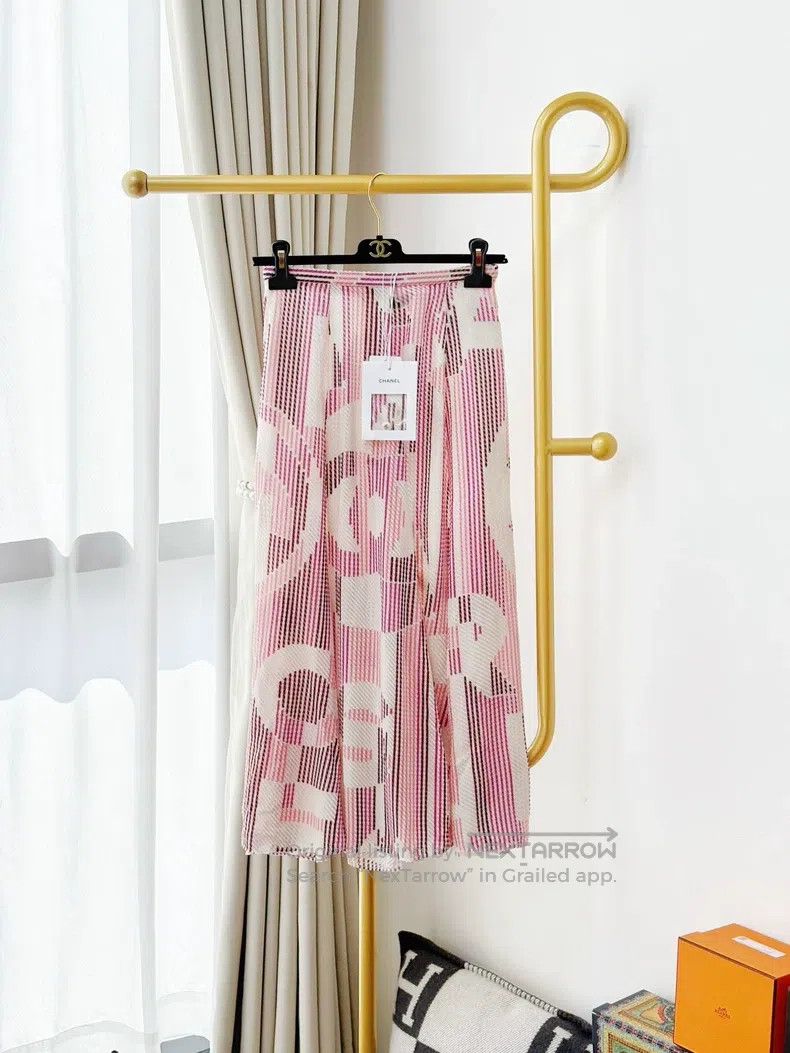 Chanel Chanel 23B pink and white mixed colour double C printed sk Size 42" / US 20 - 1 Thumbnail