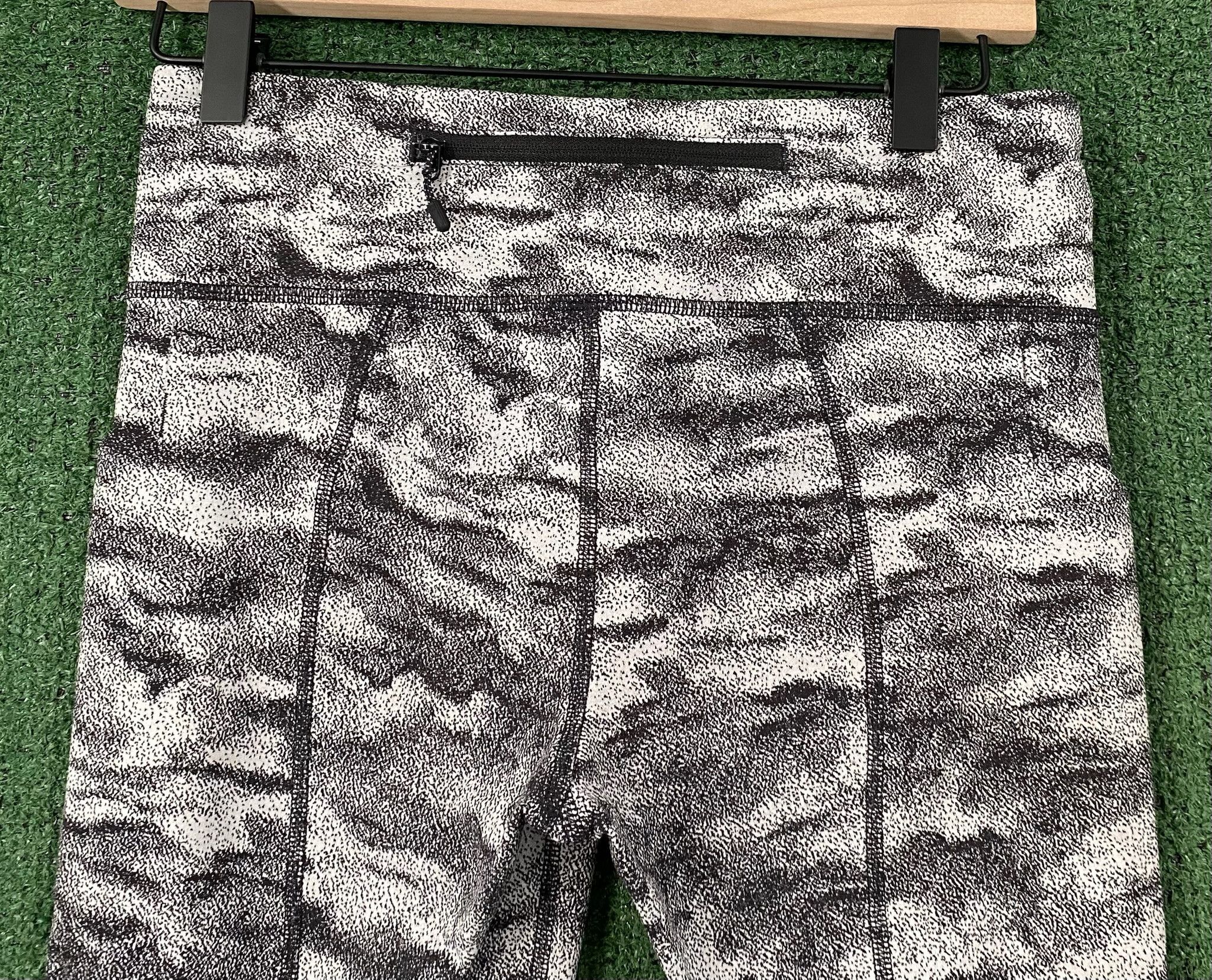 Lululemon Lululemon Pace Rival Hazy Days Black & White Crop Leggings 6 Size 30" / US 8 / IT 44 - 5 Thumbnail
