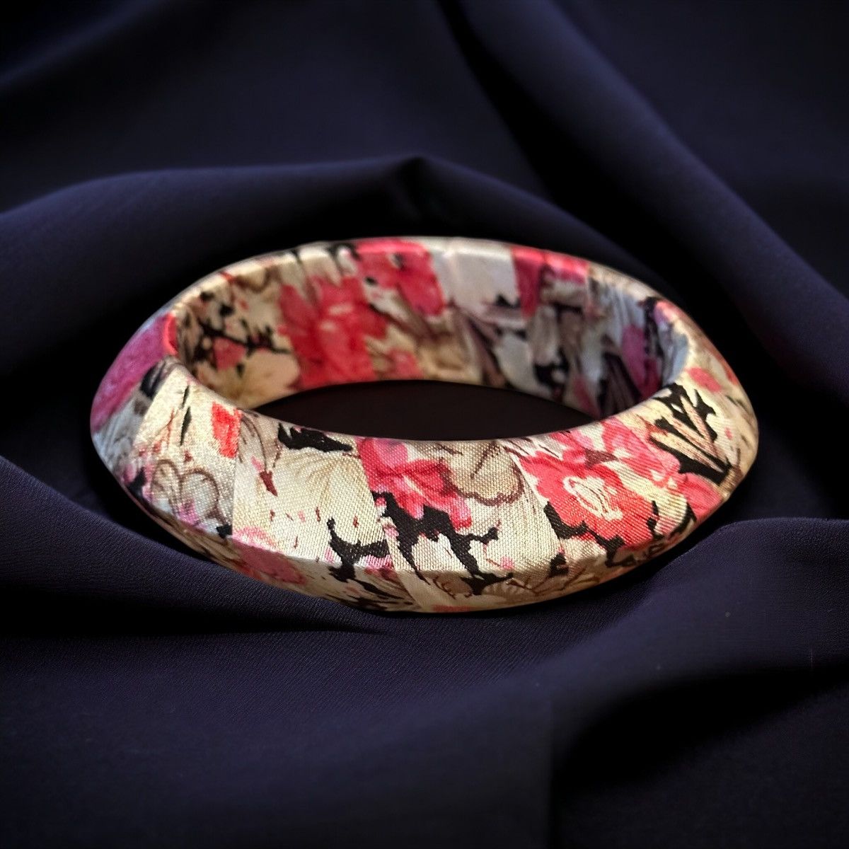 Other Chunky floral satin fabric spaceship bangle bracelet Size ONE SIZE - 1 Thumbnail