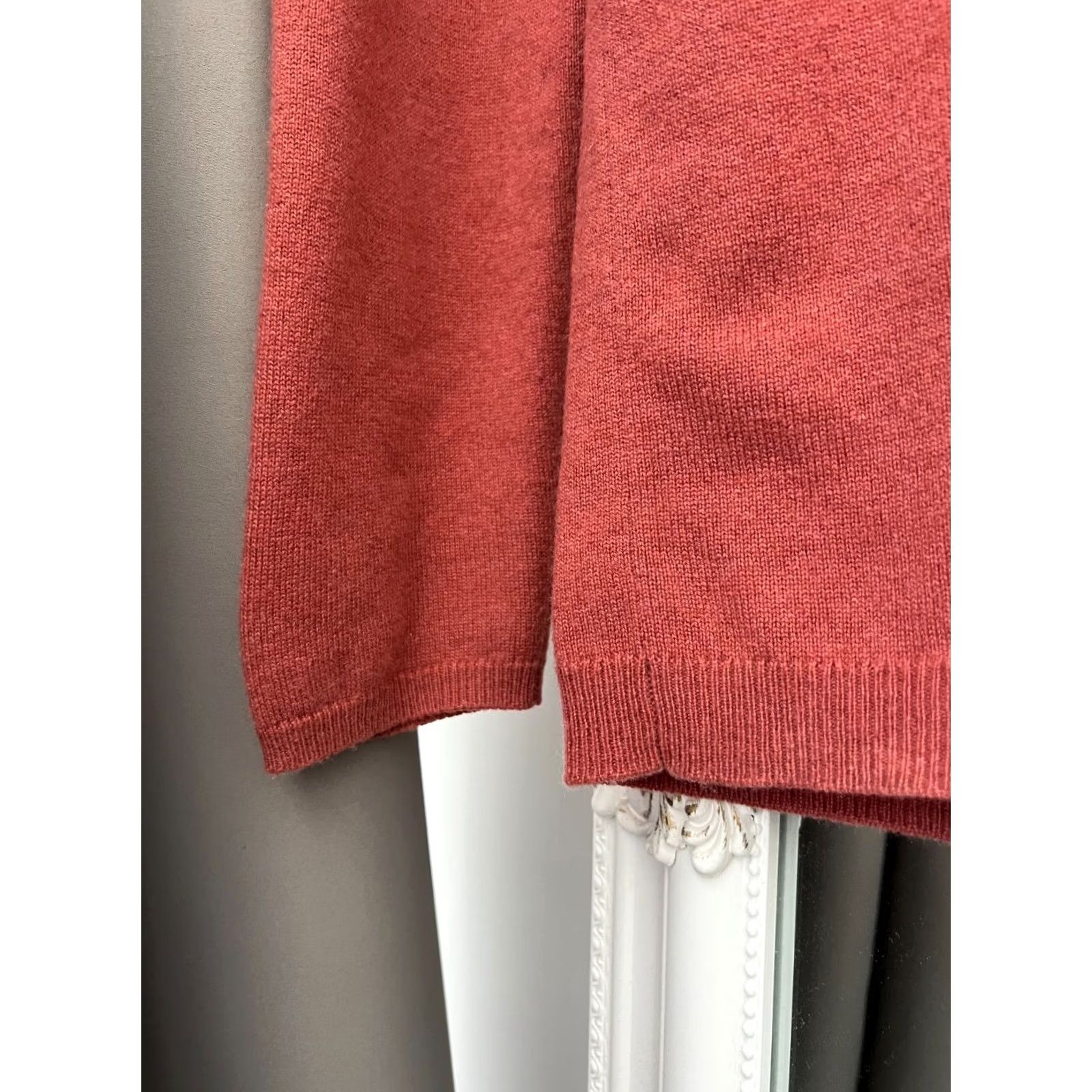 Brunello Cucinelli Brunello Cucinelli Women’s Cashmere Sweater XL V-Neck Elbow Patch Made in Italy Shirt Womens XL Cashmere Sweater Elbow Patch V-Neck Italy Size XL / US 12-14 / IT 48-50 - 7 Thumbnail