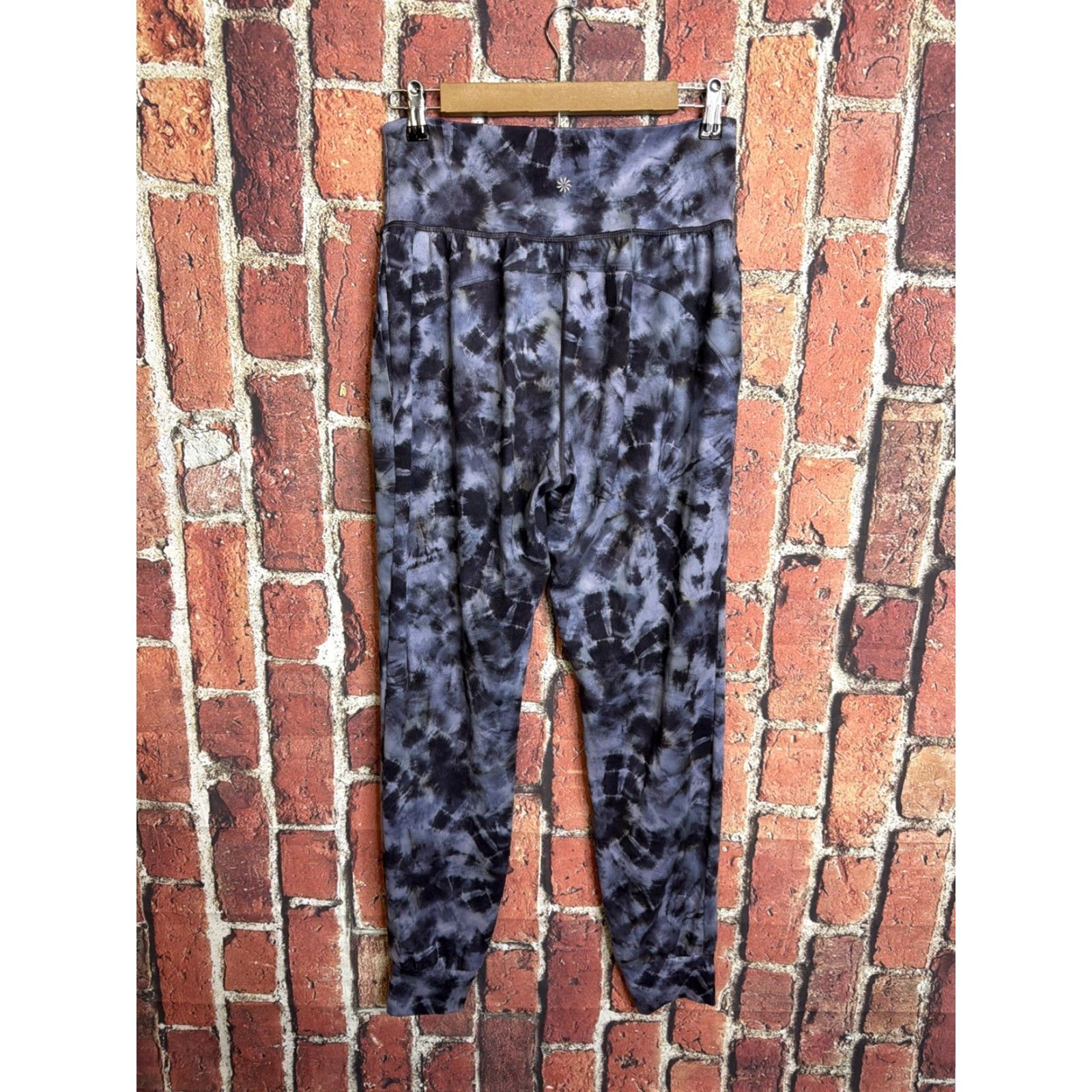 Athleta Athleta Women's Violet Salutation Printed Crop Fitness Jogger Medium Tall MT Size 32" / US 10 / IT 46 - 4 Thumbnail