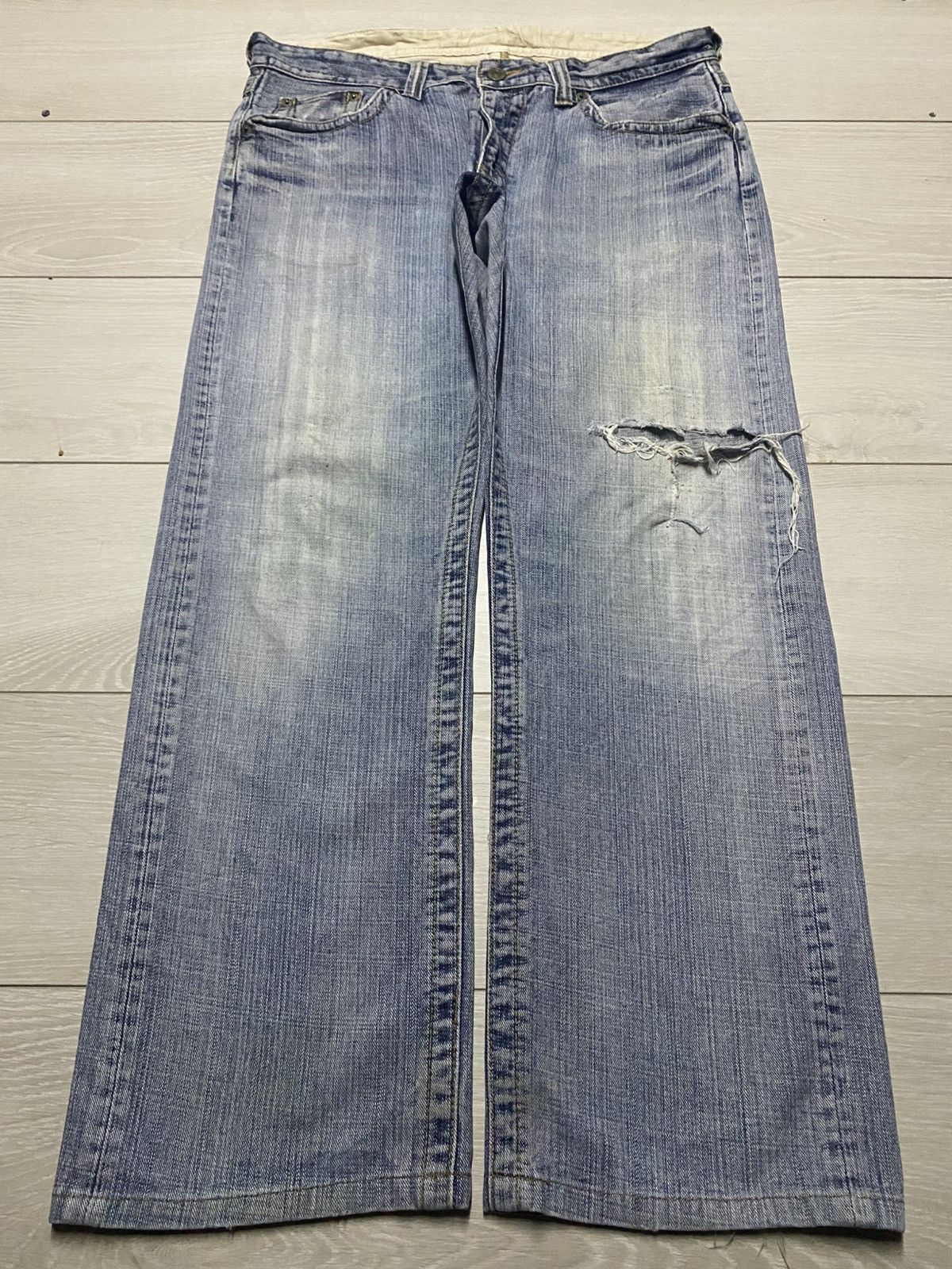 Japanese Brand Vintage Japanese Brand Light Wash Distressed Baggy Jeans Size US 36 / EU 52 - 1 Thumbnail