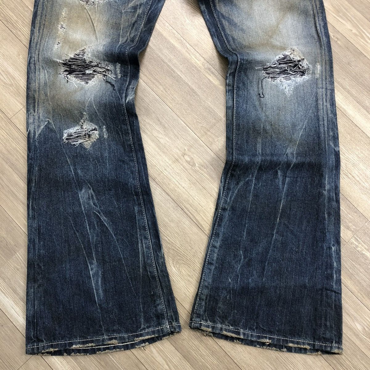 Vanquish 🇯🇵2000s Vanquish Distressed Painted Punk Bootcut Flared Jeans Size US 31 - 9 Thumbnail