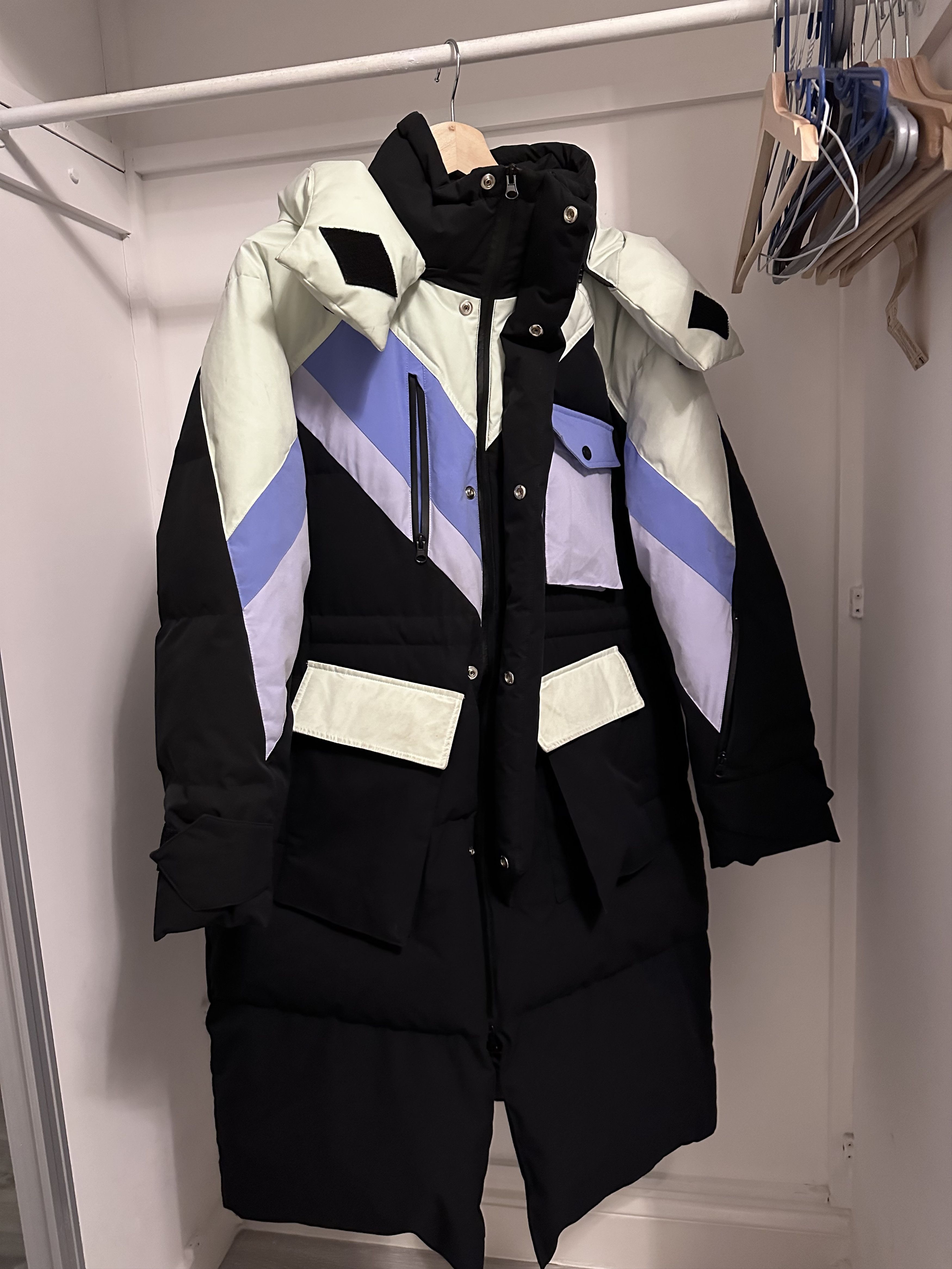 image of Eoez Unisex Discover The Futuristic Parker Goose Down Jacket in Black, Men's (Size Medium)