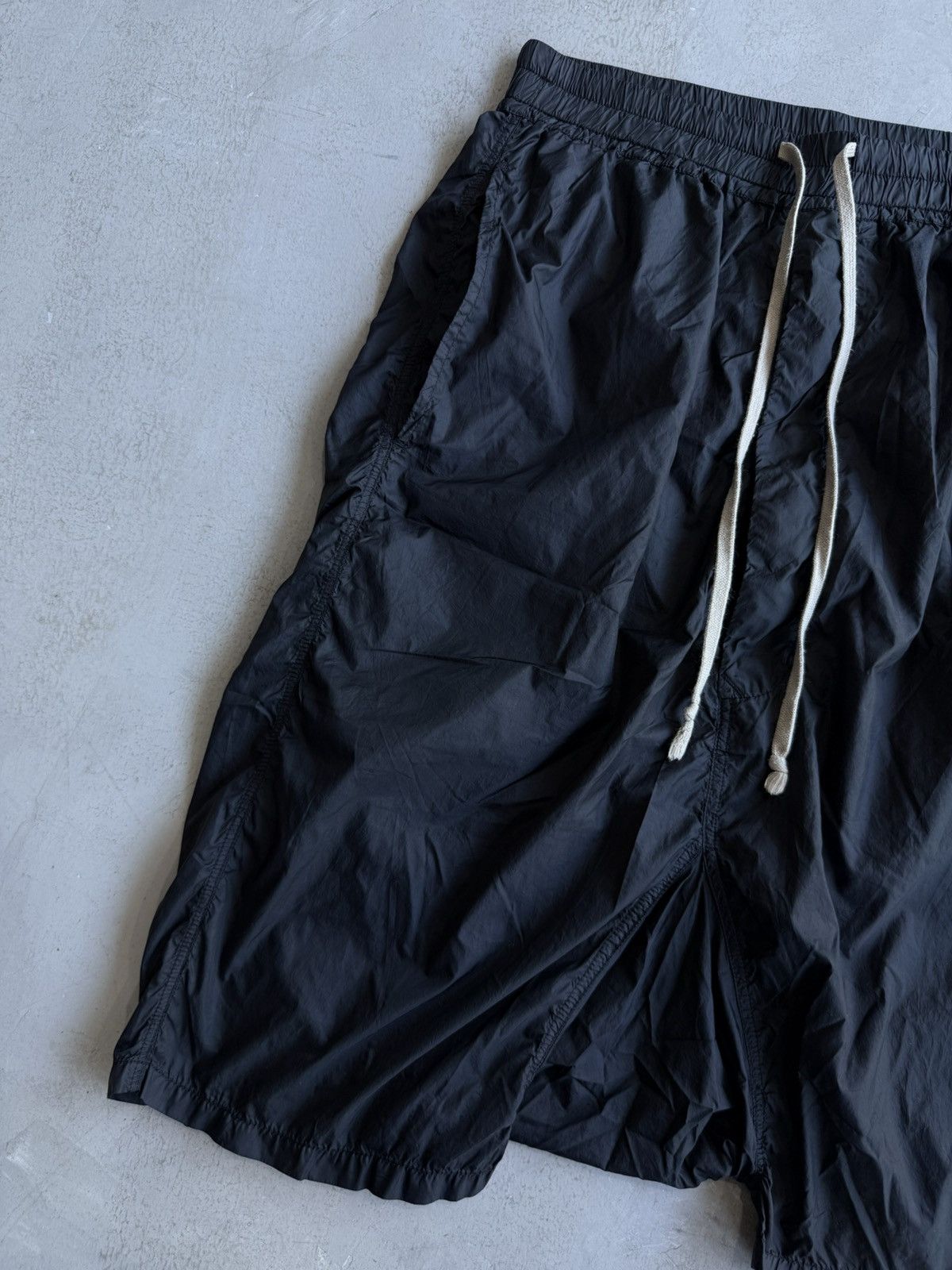 Rick Owens Drkshdw Rick Owens Drkshdw - Waxed Nylon Shorts Size US 30 / EU 46 - 5 Thumbnail
