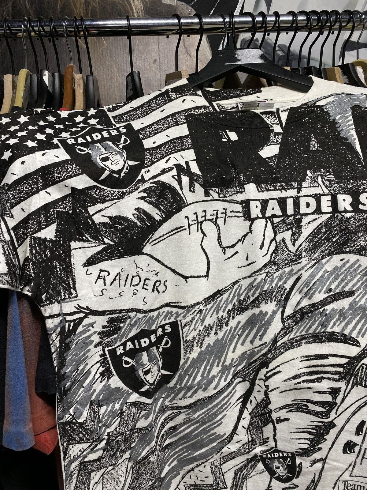 Vintage Vintage 90’s NFL Raiders T-Shirt Vtg Magic Johnson Tee XL Size US XL / EU 56 / 4 - 10 Thumbnail