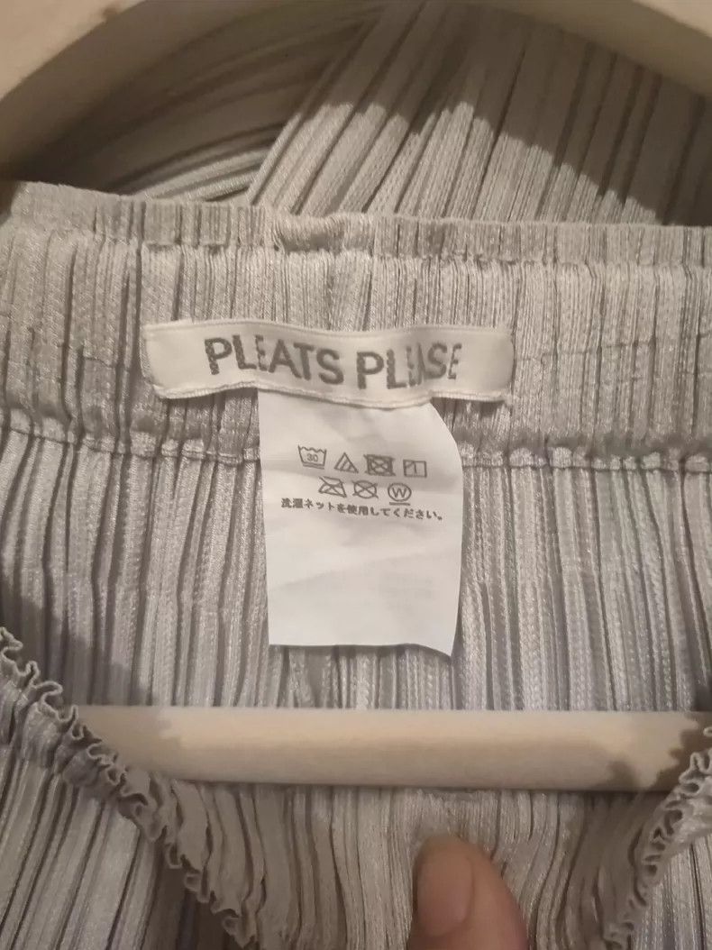 Issey Miyake Issey Miyake size:3 Beige pleated trousers Size 31" - 2 Thumbnail