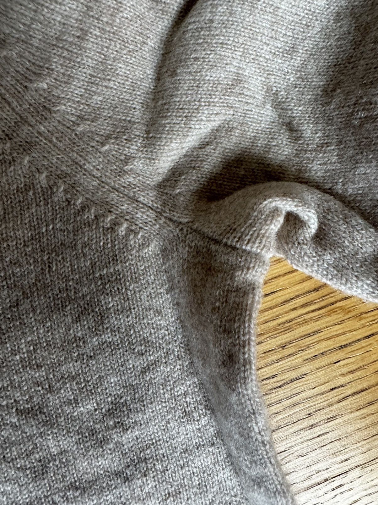 Malo NWOT 600$ Beige Cashmere V-Neck Knit Size US XXL / EU 58 / 5 - 6 Thumbnail