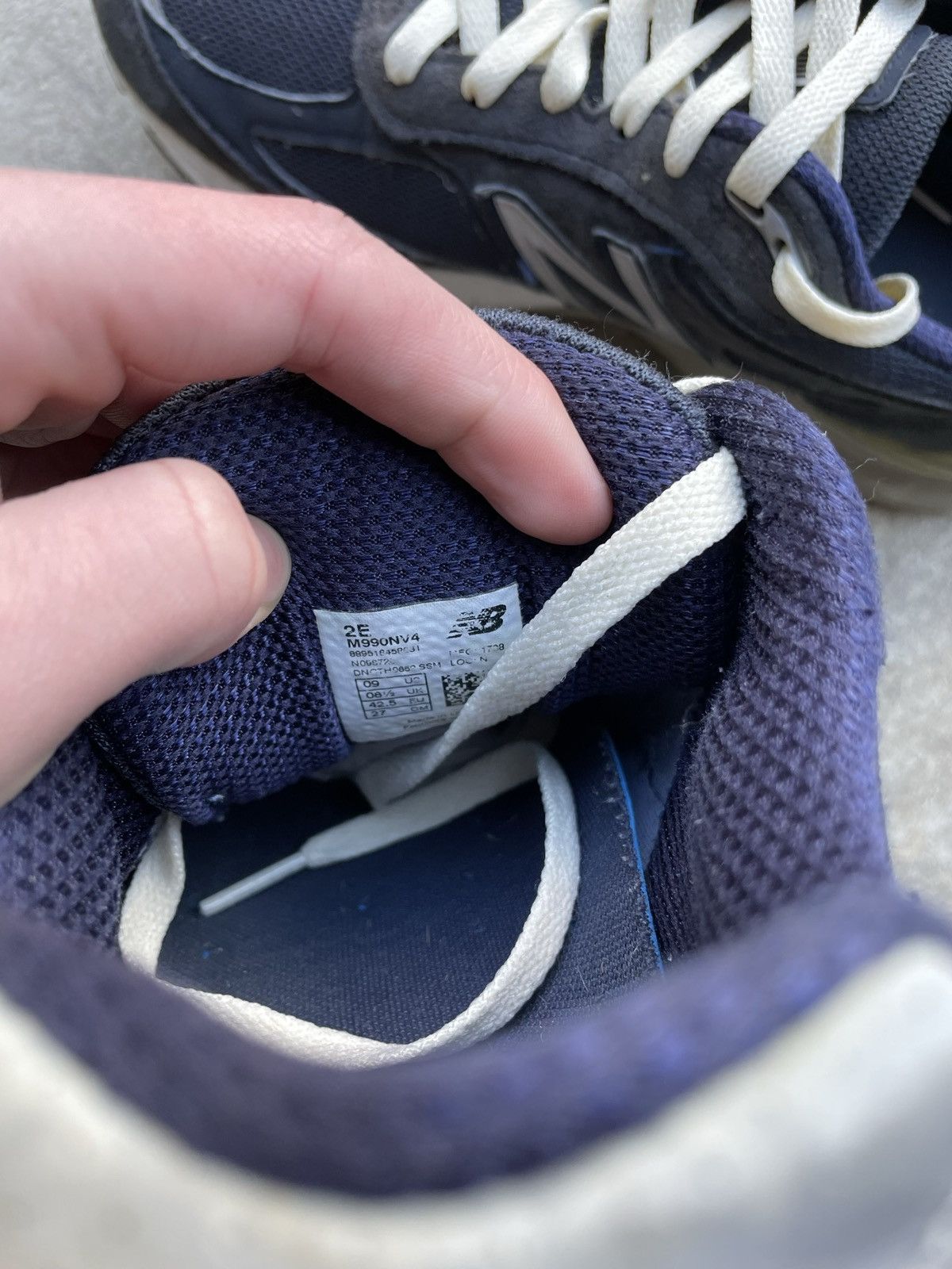 New Balance New balance 990v4 navy cream laces Size US 9 / EU 42 - 6 Thumbnail