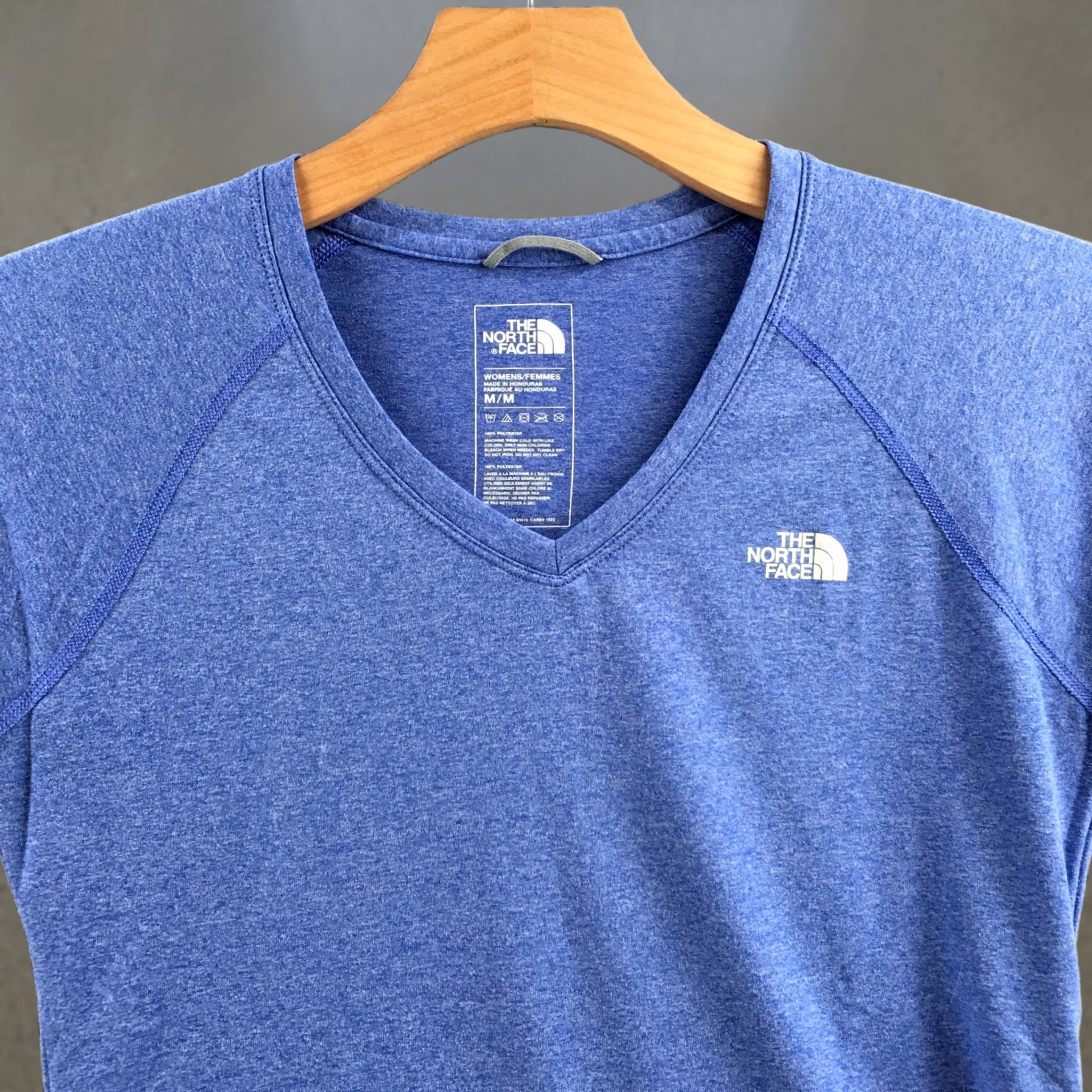 The North Face The North Face Tee Shirt Womens M Blue Vneck Raglan Short Sleeves Pullover Size M / US 6-8 / IT 42-44 - 1 Thumbnail