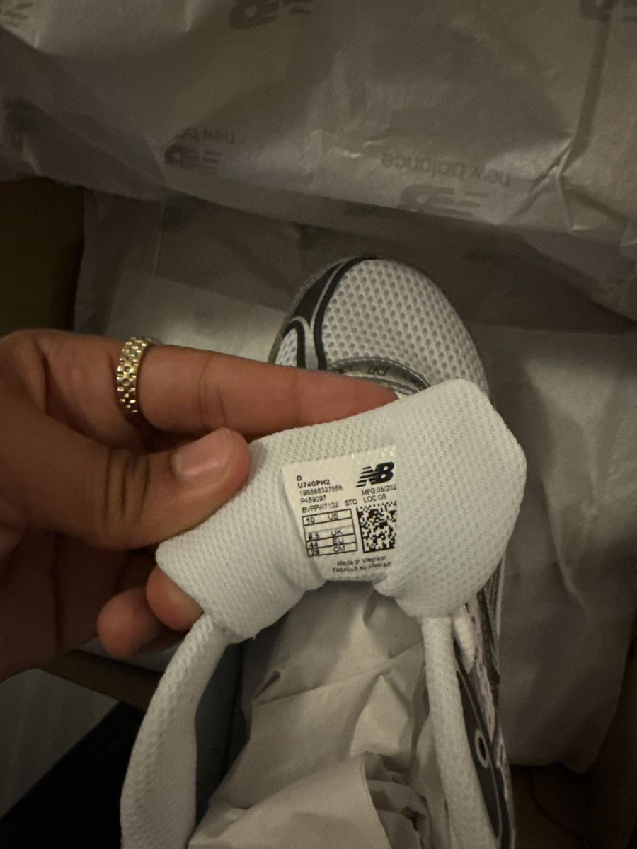 New Balance New Balance – Silver – Size EU 44 – New & Authentic Size US 10 / EU 43 - 7 Thumbnail