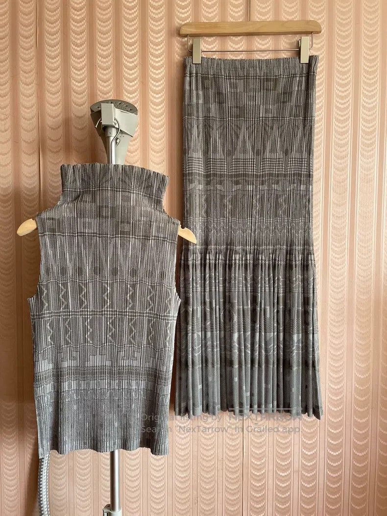 Issey Miyake Issey Miyake Silver-gray Paper-cut Hollow Out Top Tank Top Size L / US 10 / IT 46 - 1 Thumbnail