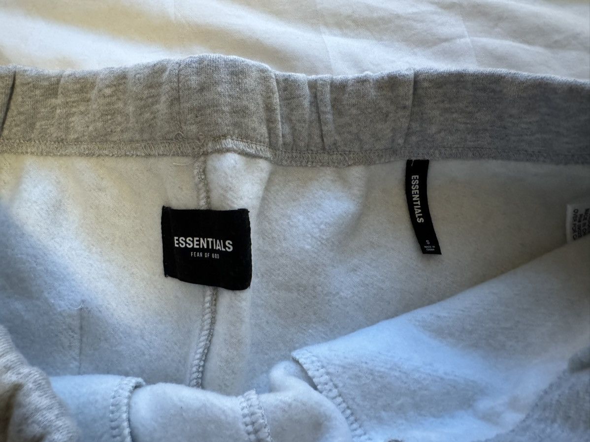Essentials × Fear of God Sweat Shorts Reflective Size US 30 / EU 46 - 5 Thumbnail