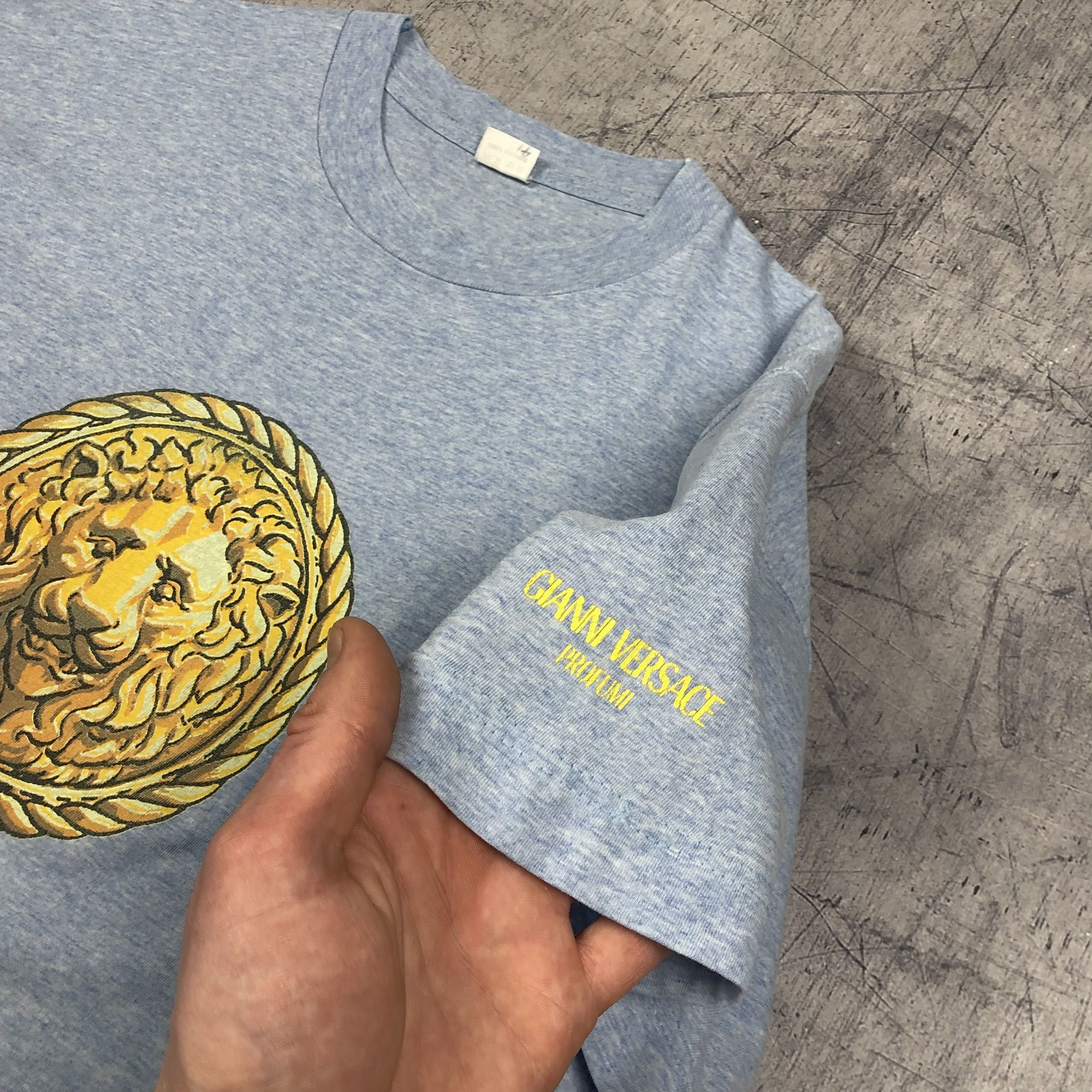 Versace Vintage 90s Gianni Versace Profumi Lion Baroque Rare Tee Size US L / EU 52-54 / 3 - 7 Thumbnail