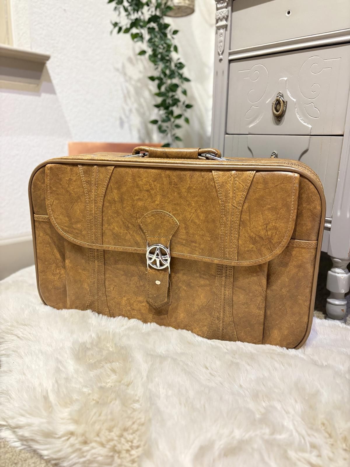 Other Vintage Large Travel Suitcase Size ONE SIZE - 1 Thumbnail
