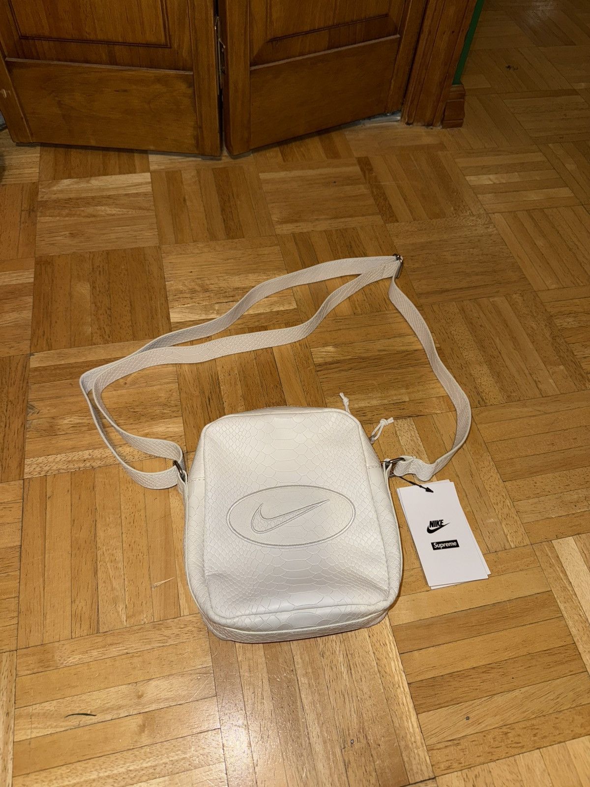 Nike × Supreme Supreme x Nike Leather Shoulder Bag White SS25 Size ONE SIZE - 3 Thumbnail