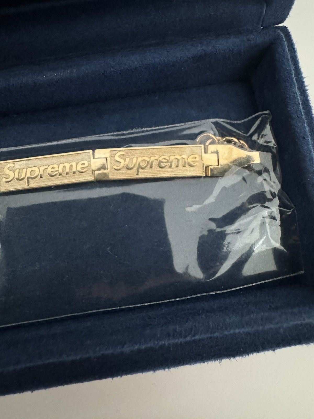 Jacob & Co. × Supreme Supreme Jacob & Co Logo Link Bracelet Gold Size ONE SIZE - 3 Thumbnail