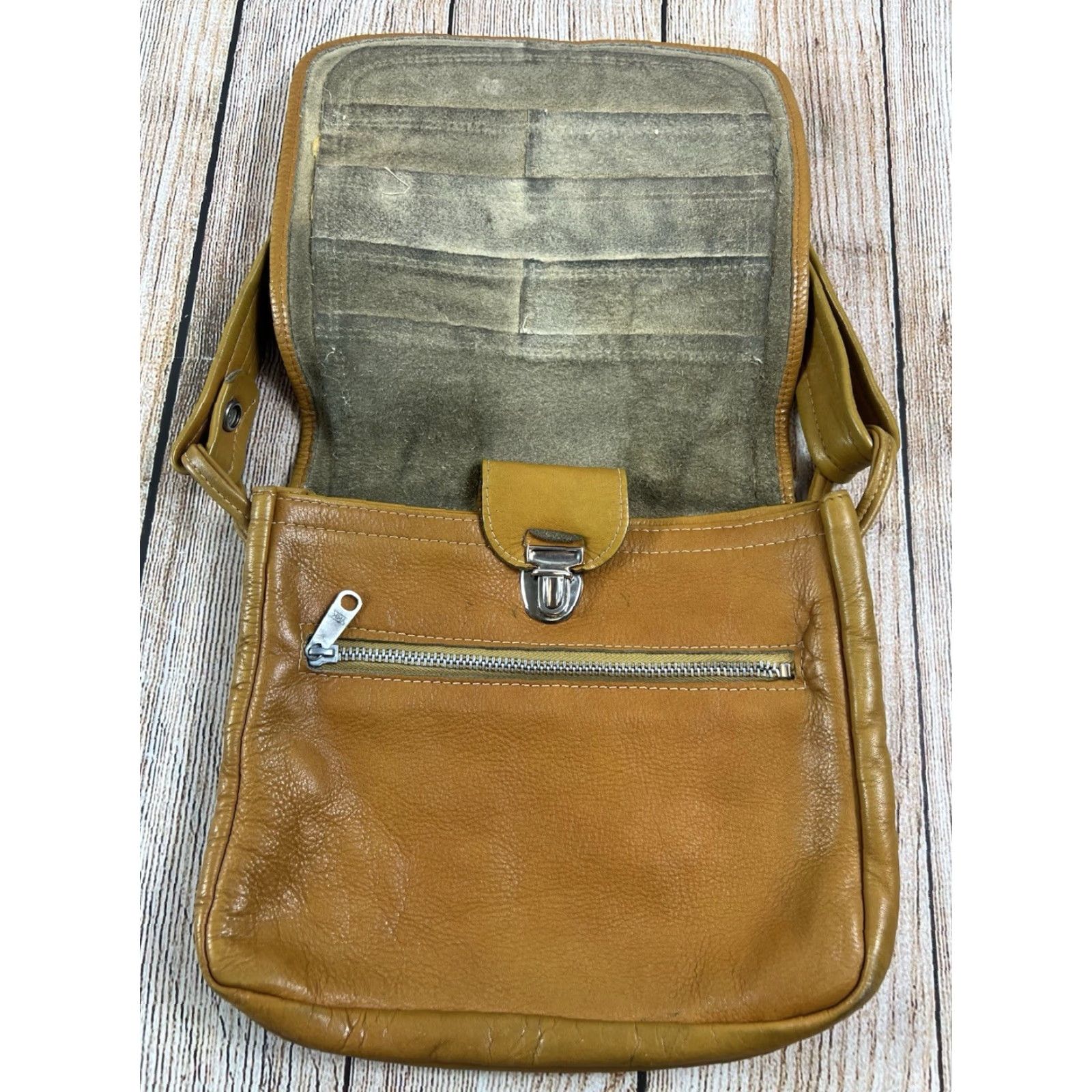 Vintage VINTAGE YKK Leather Saddle Bag Purse Tan Women 70s Shoulder Flap Brown Lining Size ONE SIZE - 4 Thumbnail