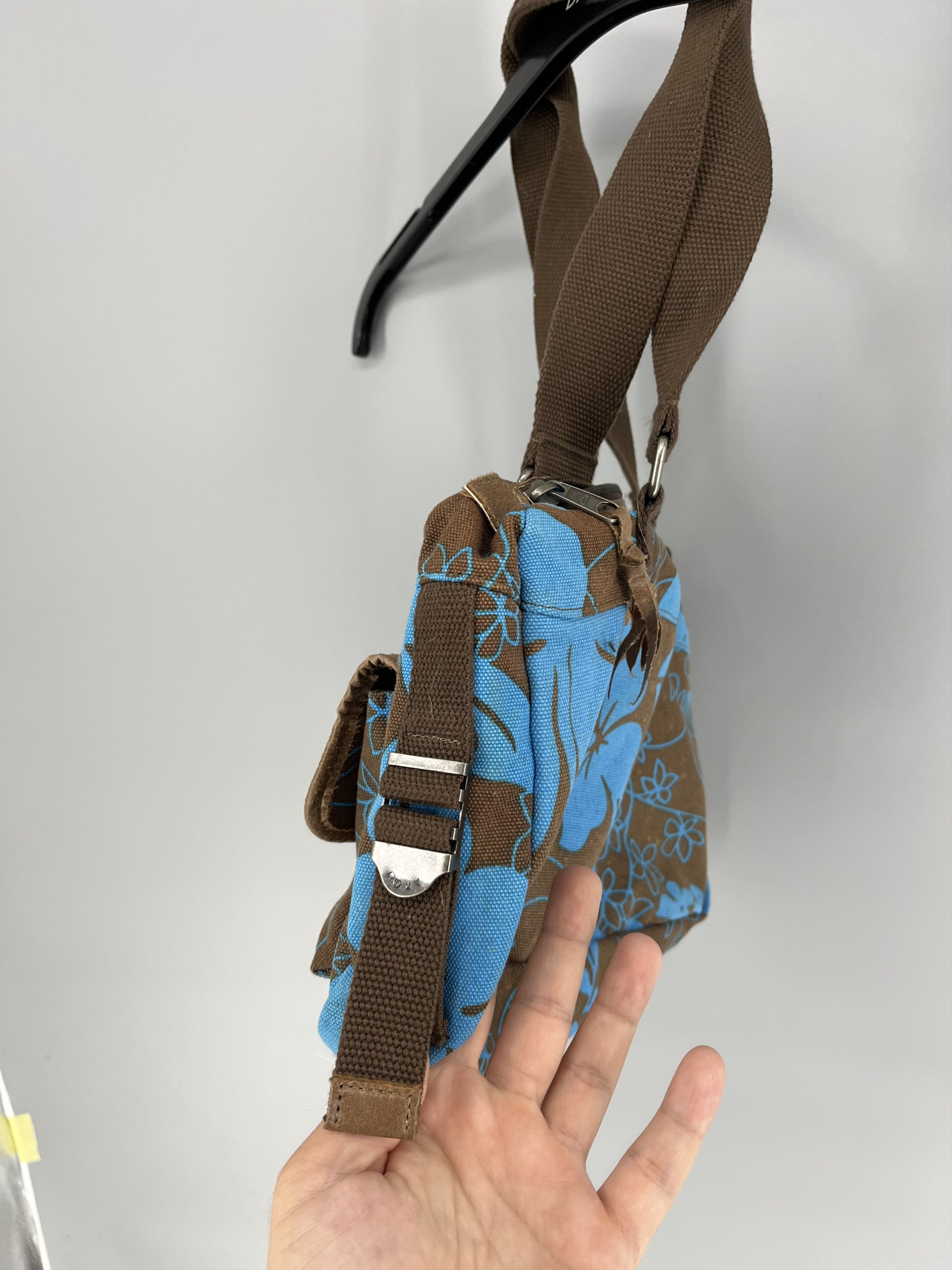 Quiksilver Vintage Y2K Roxy Quiksilver Abstract Shoulder Messenger Bag Size ONE SIZE - 8 Thumbnail