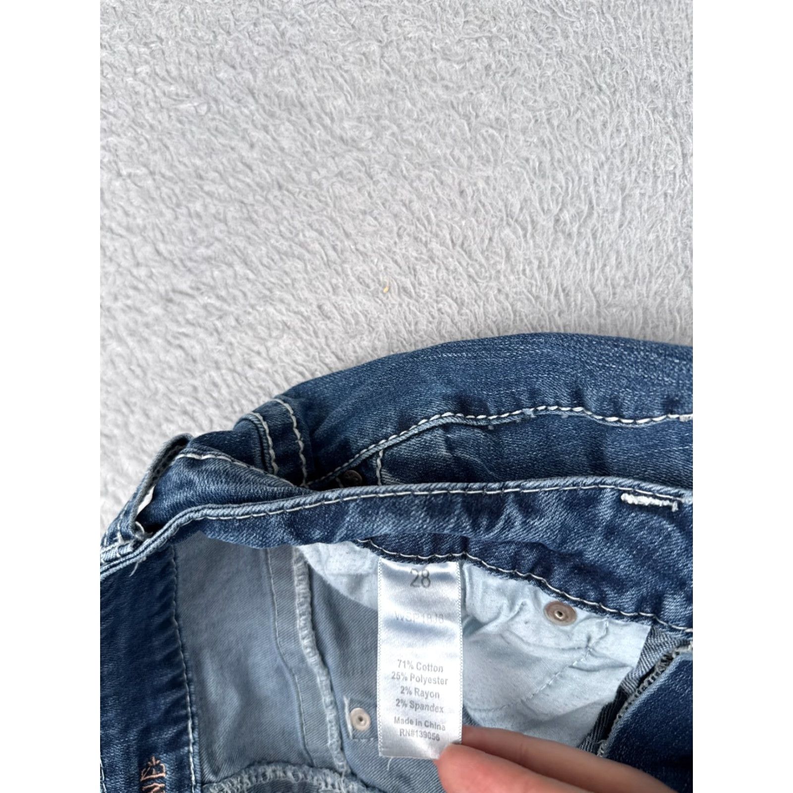 Vintage Shyanne Jeans Women 28 Blue Denim Distressed Straight Leg 28x18 Cotton Blend 5-Pocket Size 28" / US 6 / IT 42 - 7 Thumbnail