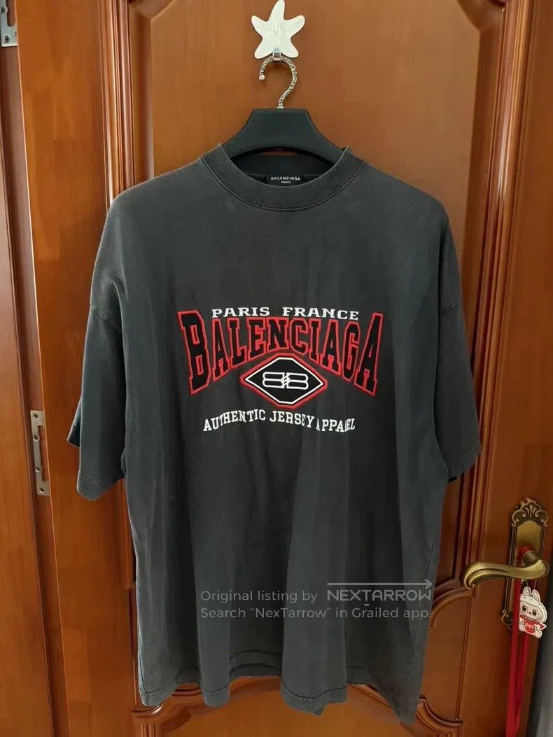 Balenciaga Balenciaga Bat Short Sleeve Size US L / EU 52-54 / 3 - 1 Thumbnail