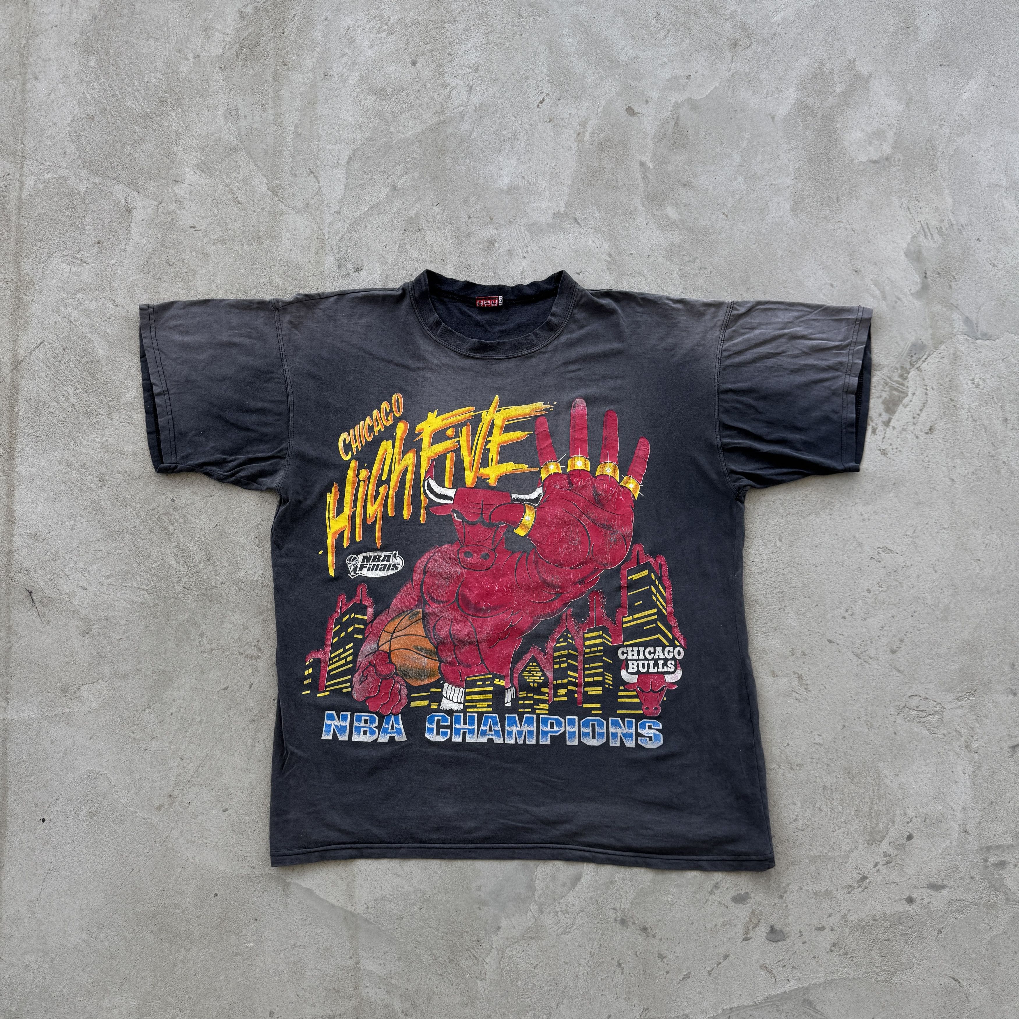 NBA Vintage 90s NBA Chicago Bulls Distressed Sun Faded Tee Shirt Size US XL / EU 56 / 4 - 1 Thumbnail