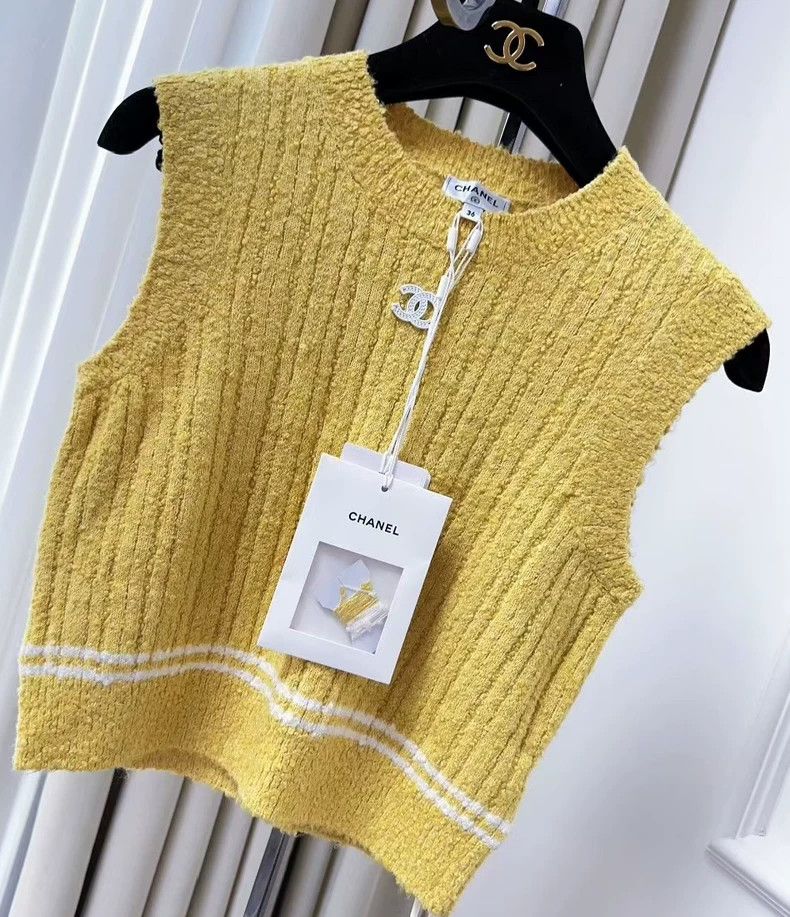 Chanel Chanel Chick yellow knitted vest Size XS / US 0-2 / IT 36-38 - 1 Thumbnail