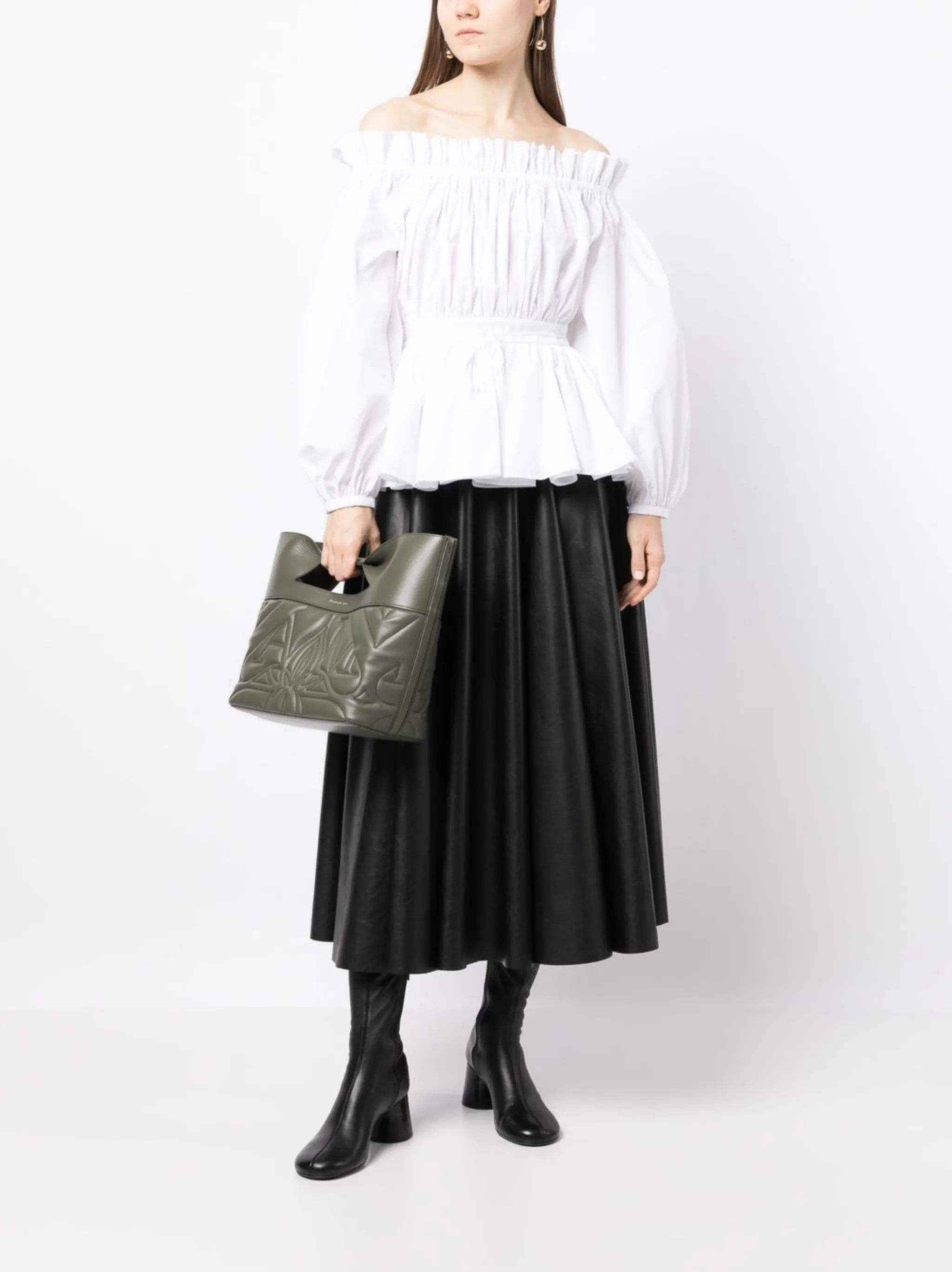 Alexander McQueen o1y0325 Off Shoulder Top in White Size M / US 6-8 / IT 42-44 - 2 Thumbnail