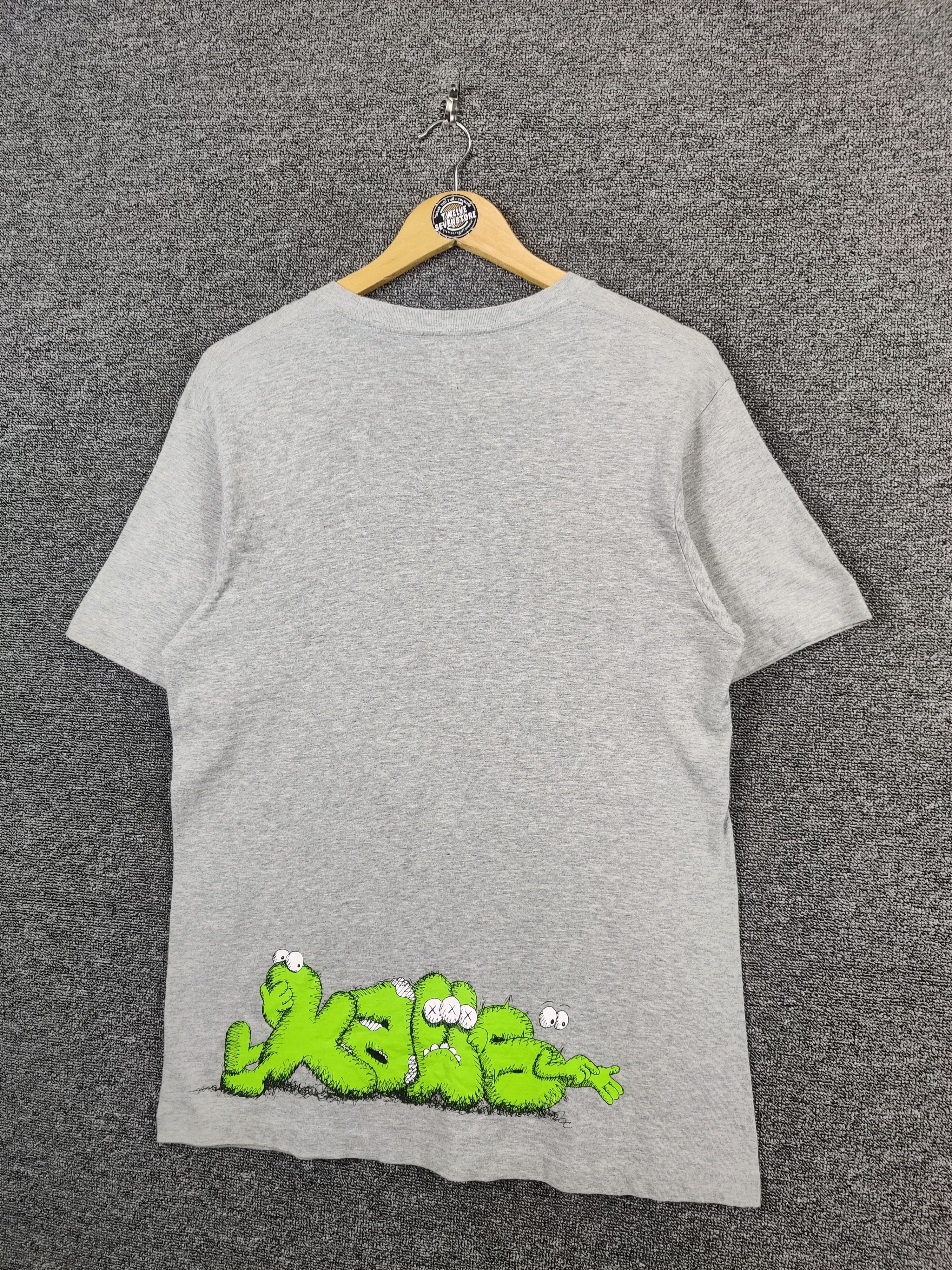 Kaws × Uniqlo Vintage Uniqlo x Kaws Tee Tshirt Size US M / EU 48-50 / 2 - 2 Thumbnail