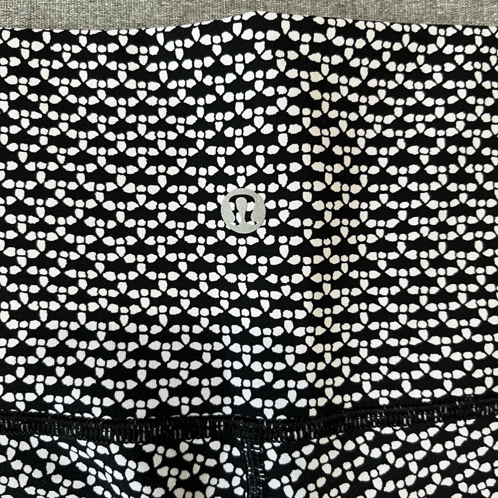 Lululemon Lululemon sz 10 Wunder Under Monochromic iced gray black Size 32" / US 10 / IT 46 - 6 Thumbnail