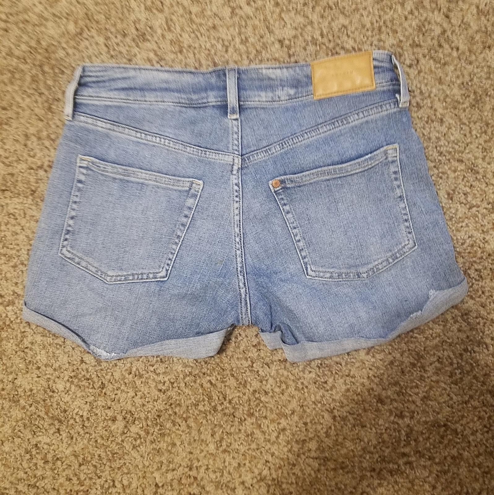 H&M H&M Relaxed Denim Shorts Size 28 Size 28" / US 6 / IT 42 - 2 Thumbnail