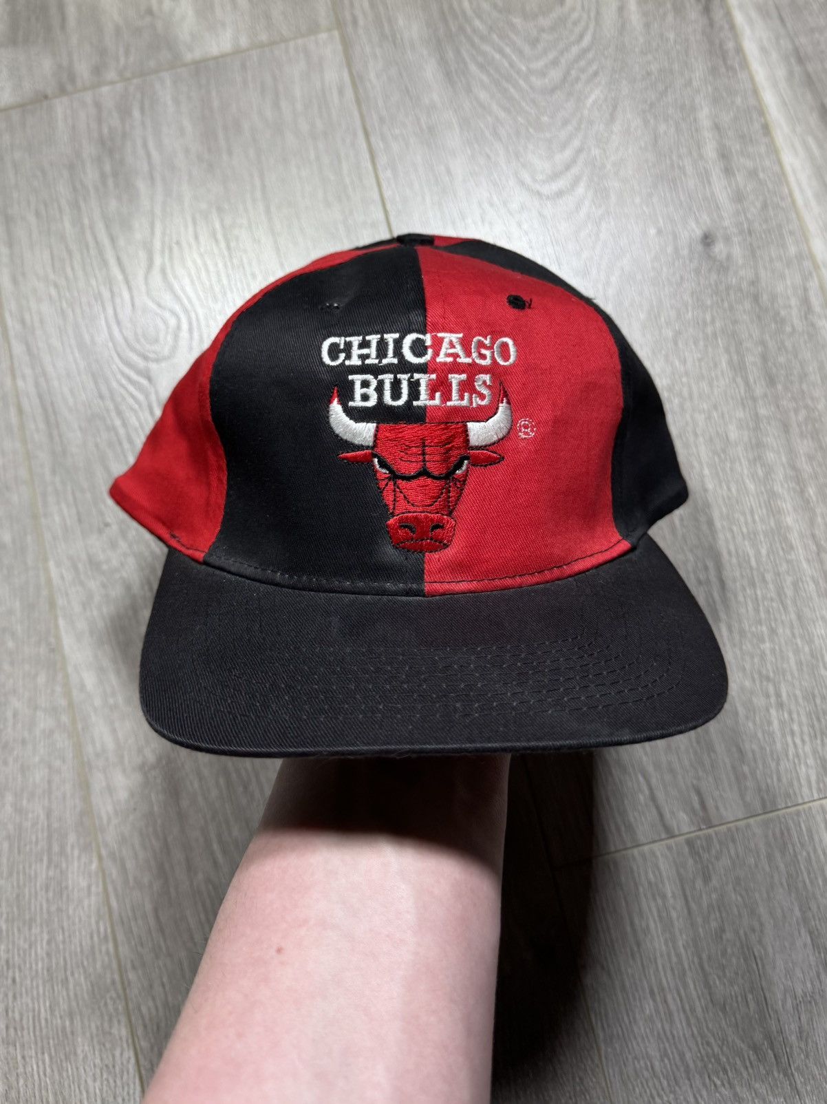 NBA × Vintage Vintage Chicago Bulls 90’s Pinwheel Red Black Snapback Size ONE SIZE - 1 Thumbnail