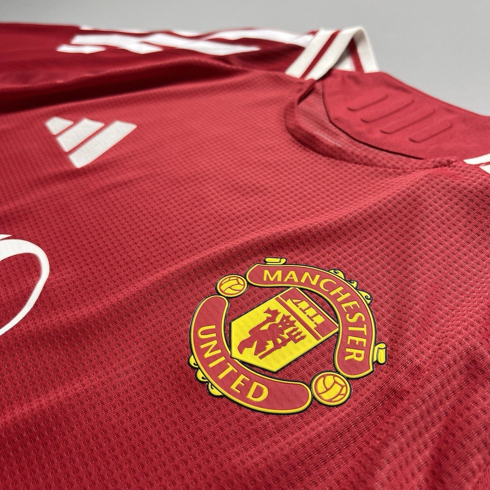 Adidas MAN UNITED ADIDAS 2024/2025 FOOTBALL HOME JERSEY #23 SHAW Size US M / EU 48-50 / 2 - 5 Thumbnail