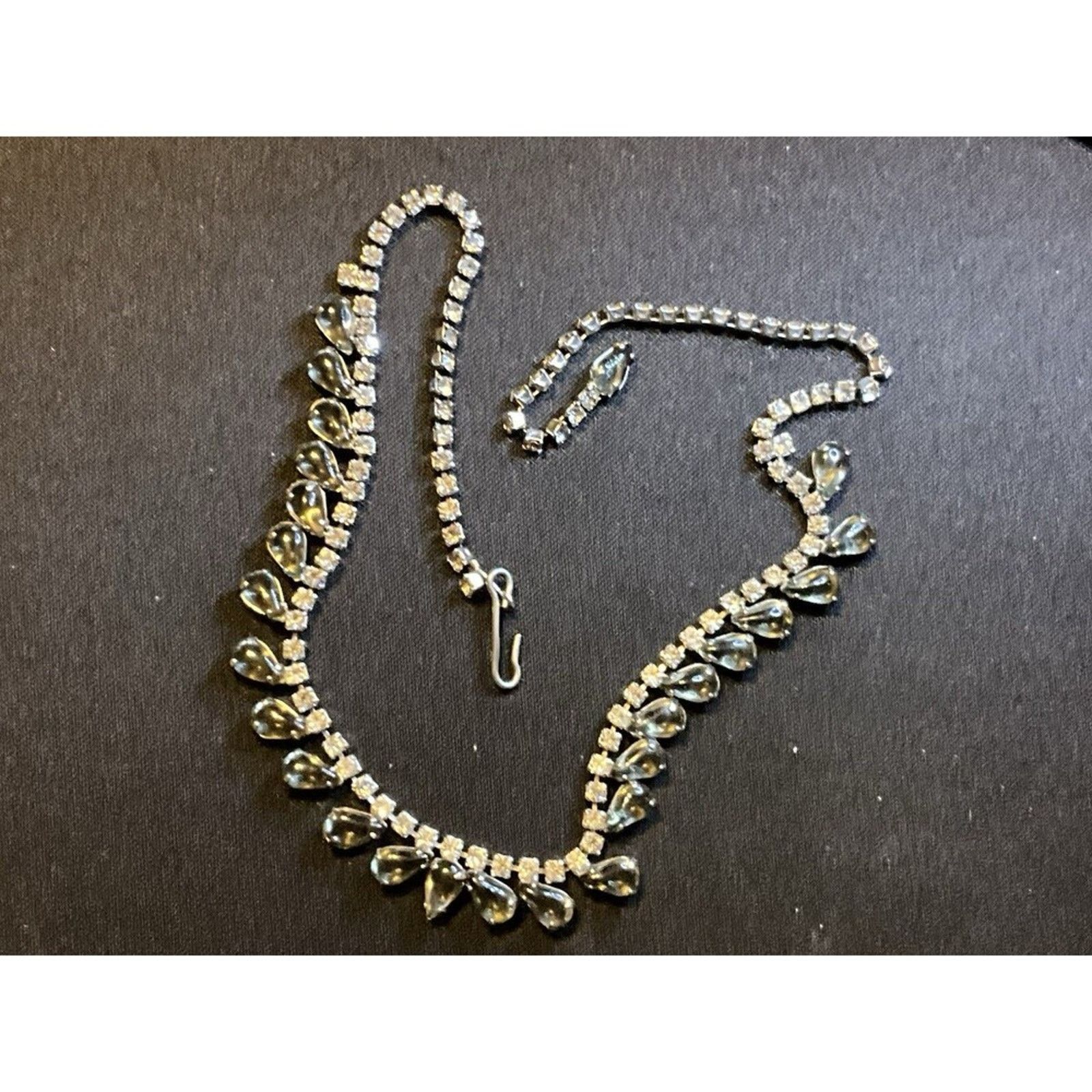 Other 14in Vintage Rhinestone Teardrop Dangle Crystal Necklace Size ONE SIZE - 1 Thumbnail