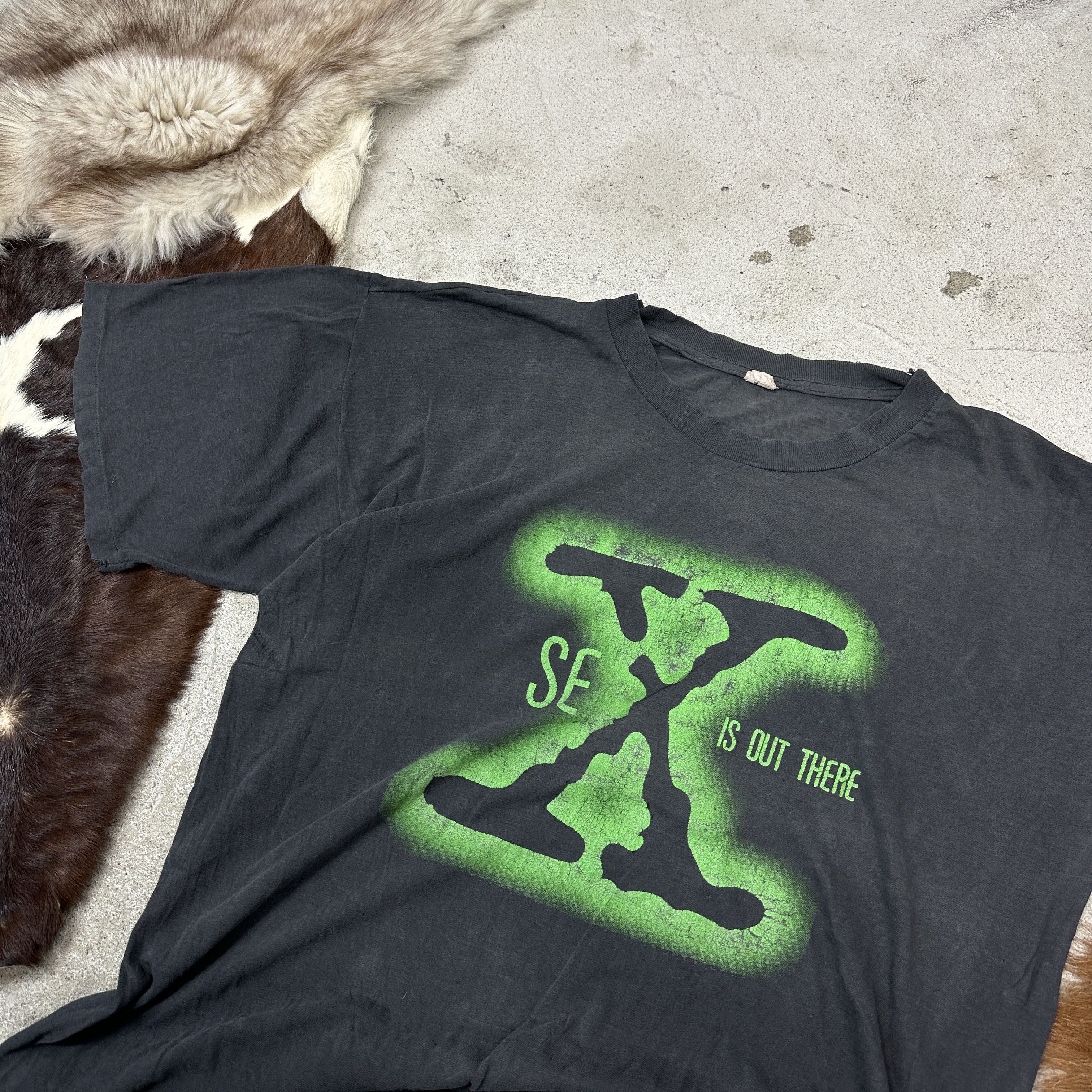 Vintage Vintage Sex is out there X-Files Parody TrashedT-shirt 90s Size US XL / EU 56 / 4 - 6 Thumbnail